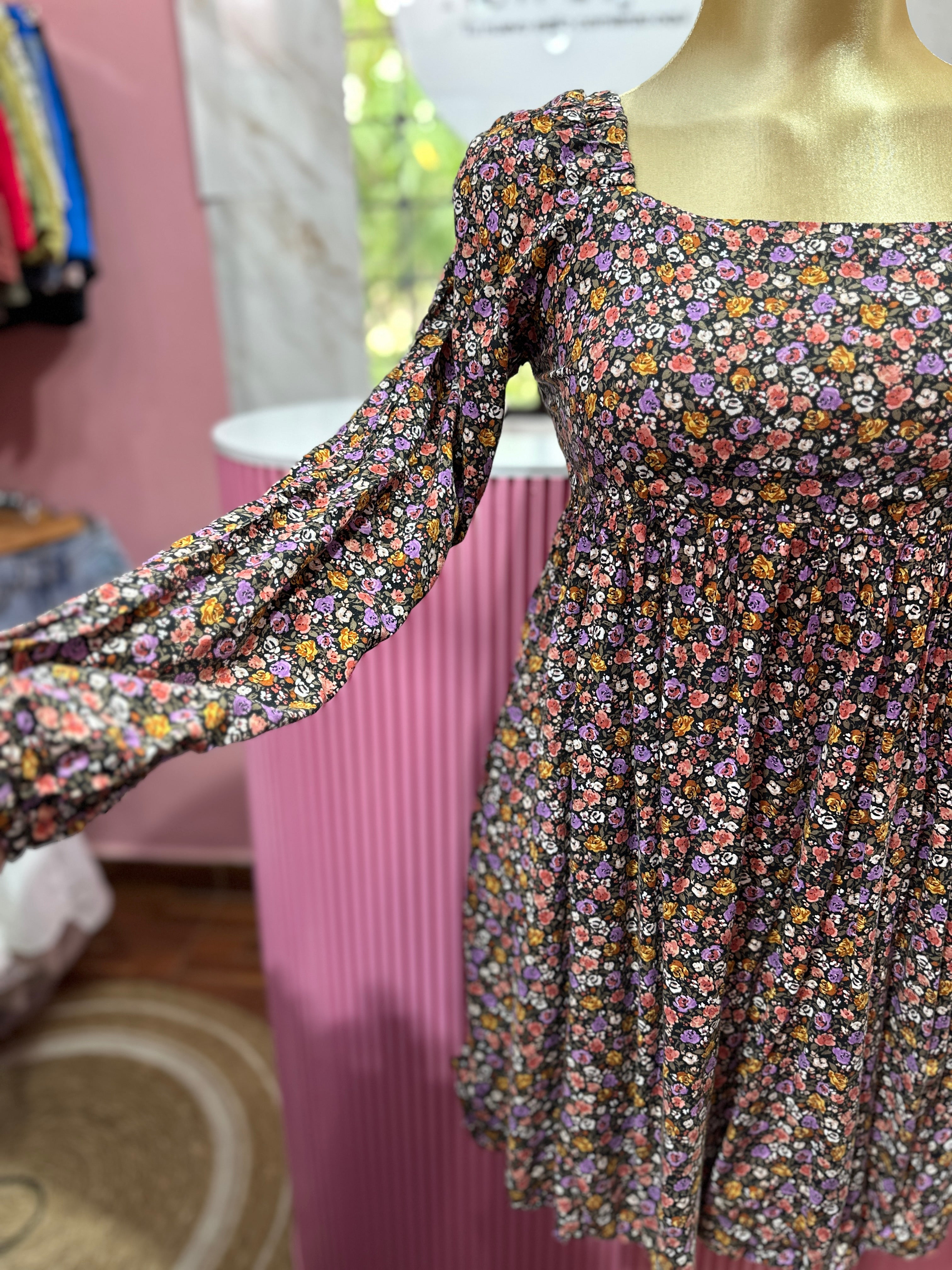 Vestido corto de manga larga con estampado floral y cuello cuadrado