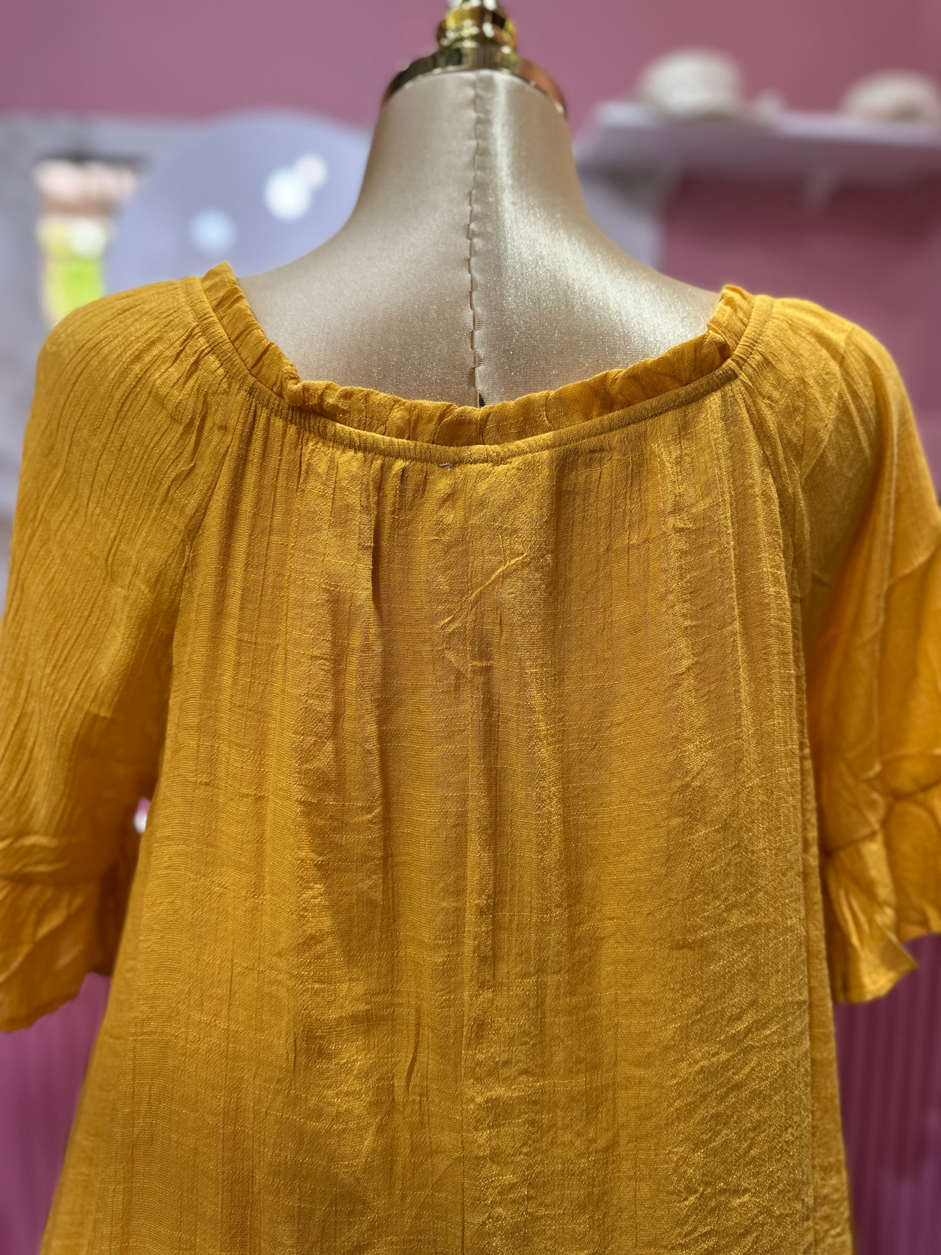 Vestido amarillo con mangas con volantes y cuello redondo