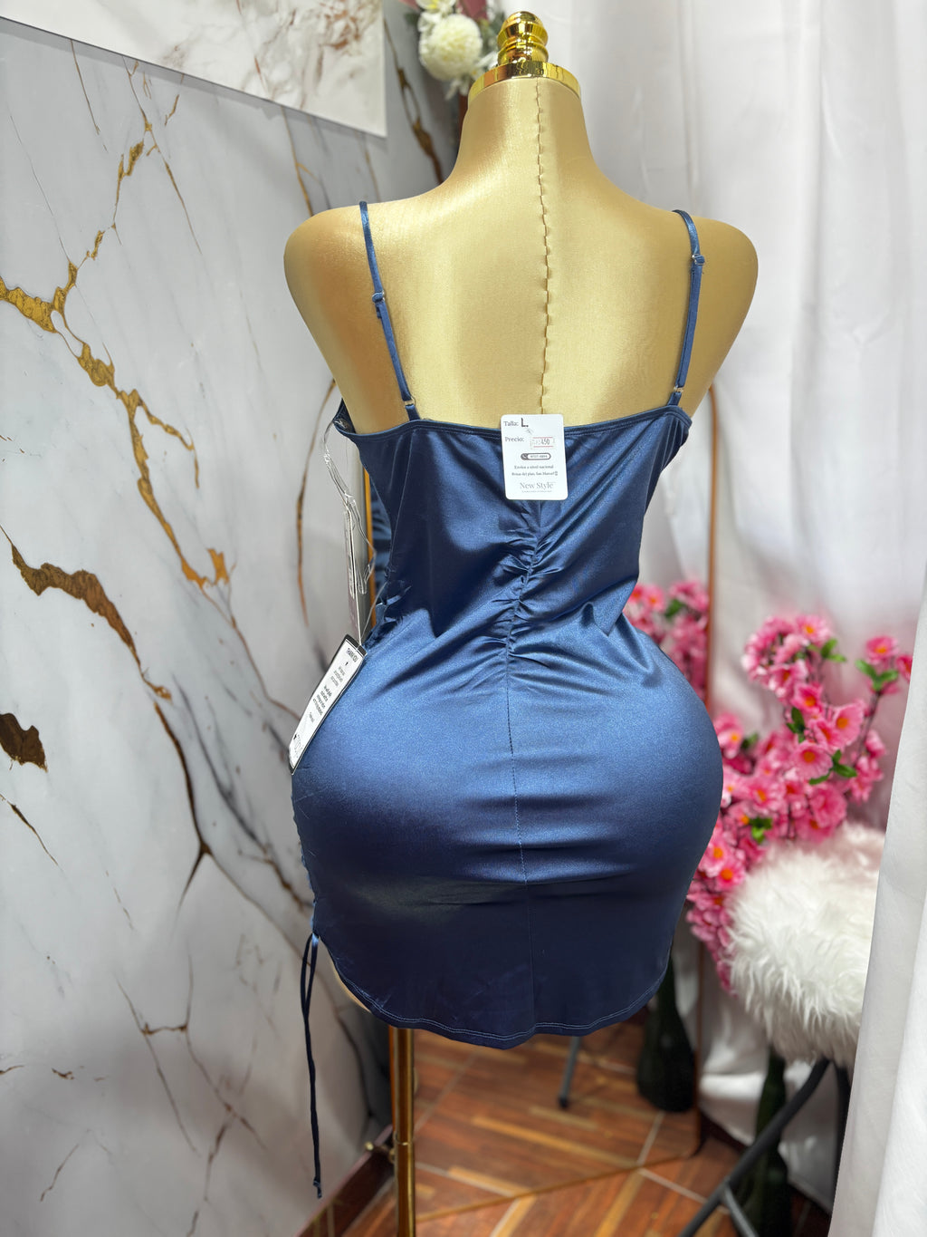 Vestido estilo de gala corto de tirantes pegado al cuarto