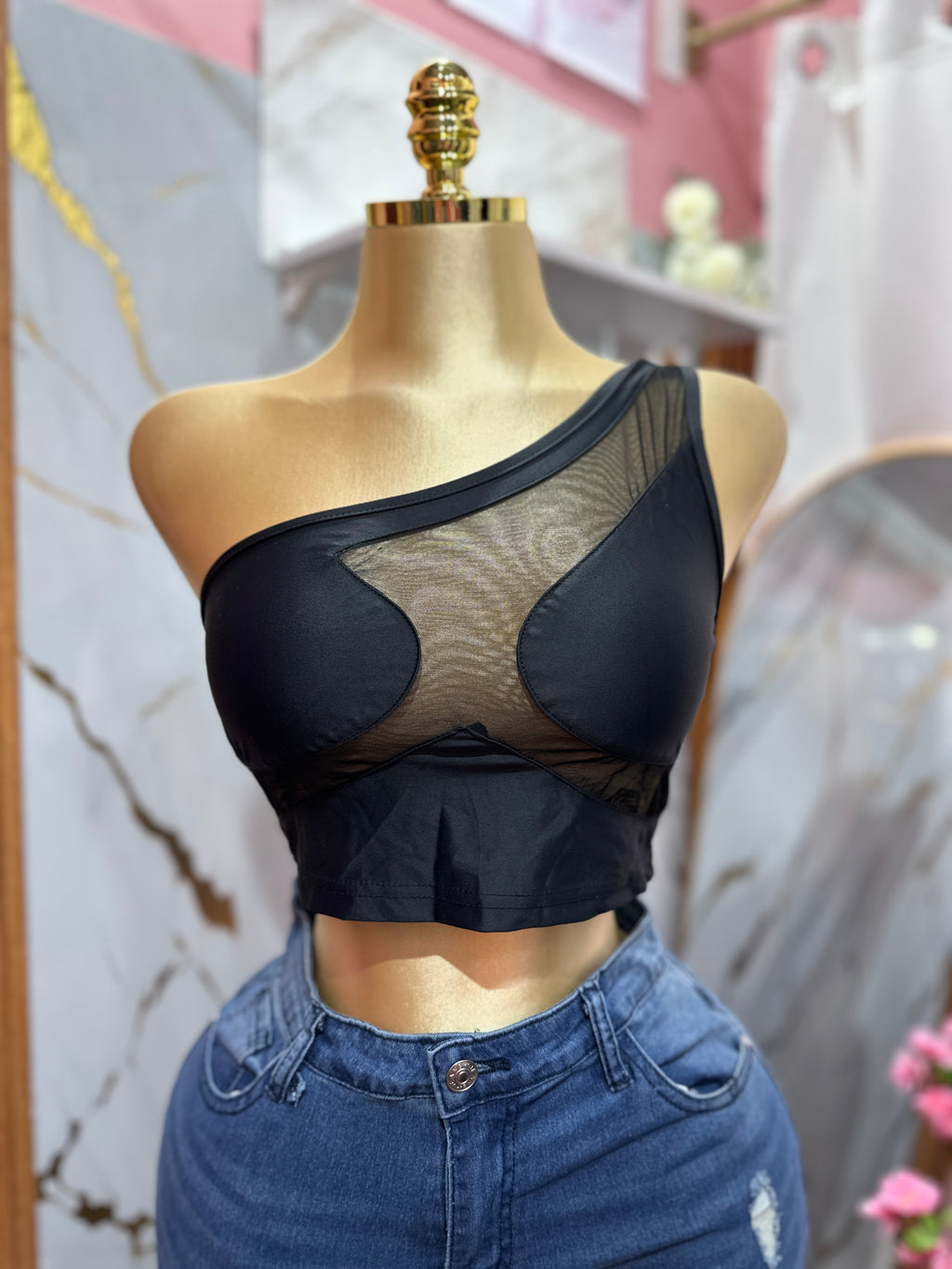 Top sexy de una manga color negro con transparencia