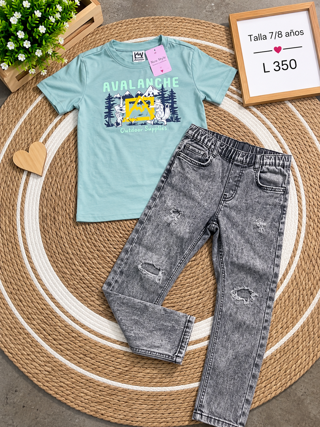 Conjunto para niño, camiseta verde con estampado y Jean con estilo de rotos en las rodillas