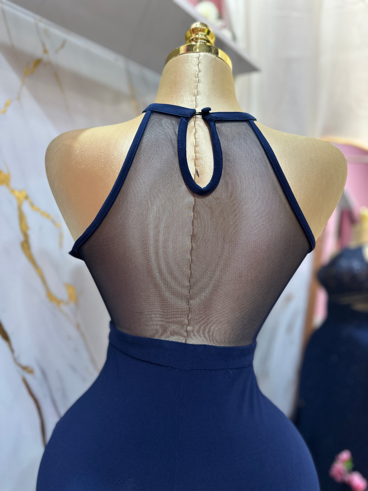 Vestido largo de gala  MORGAN & CO azul marino destaca por su corpiño de encaje con cuello halter y una elegante abertura frontal en la falda
