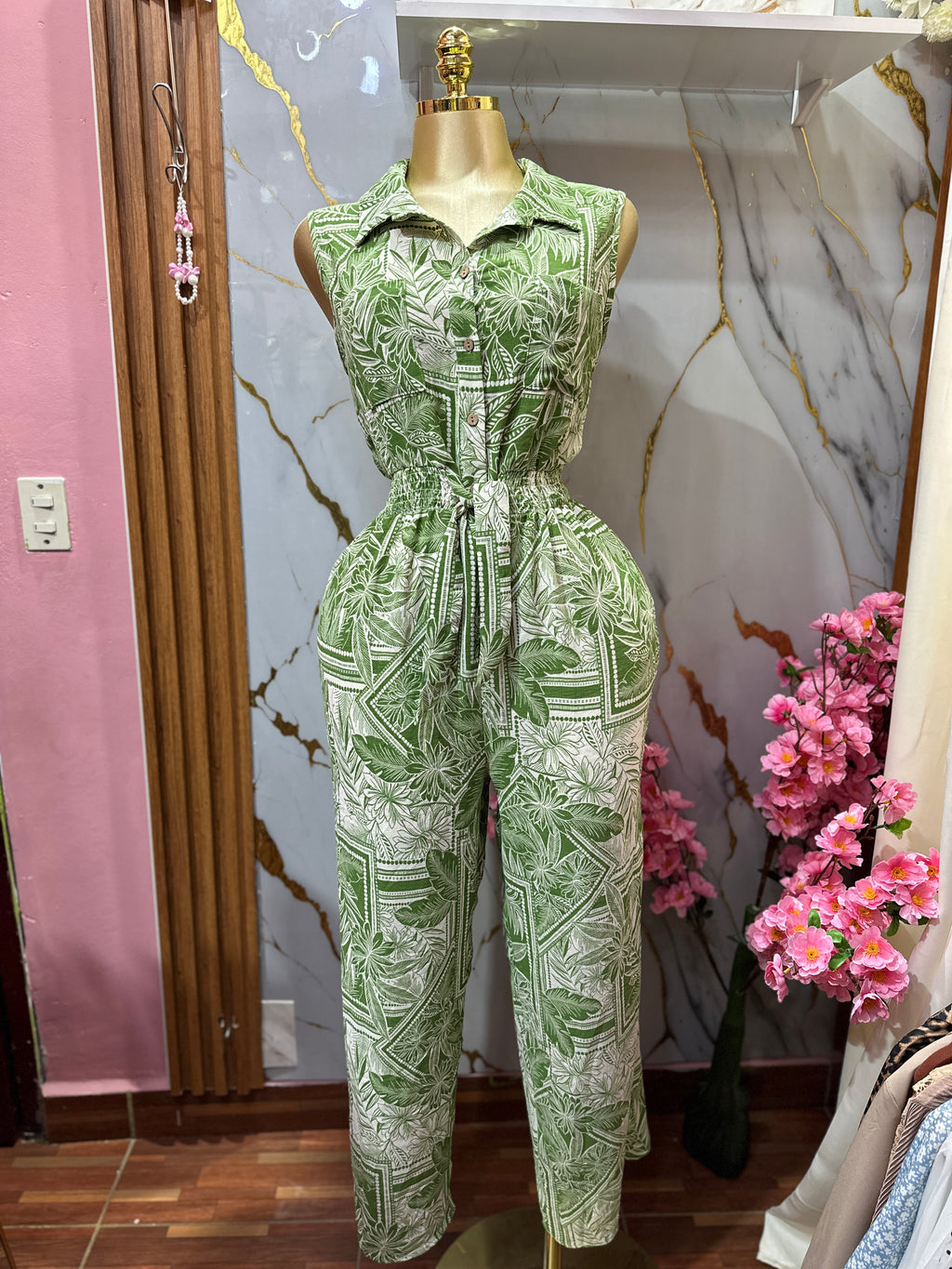 Enterizo sin mangas color verde con un llamativo estampado tropical