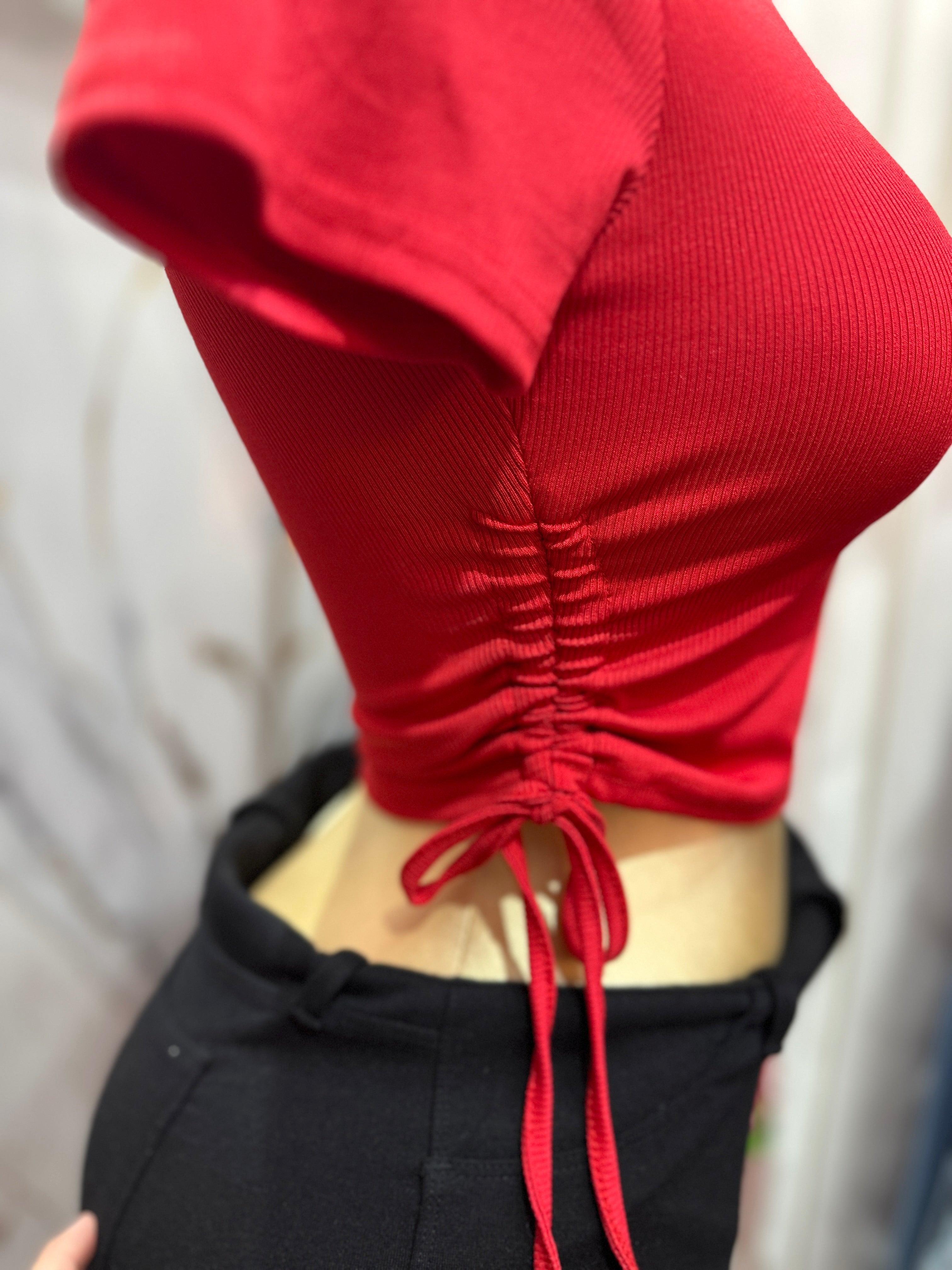 Blusa básica color rojo con diseño ajustable en los costados de cuello redondo