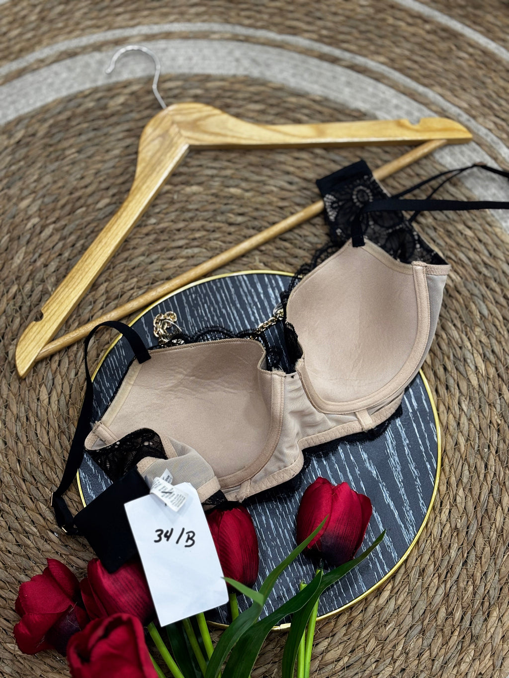 Brasier negro de blonda sexy