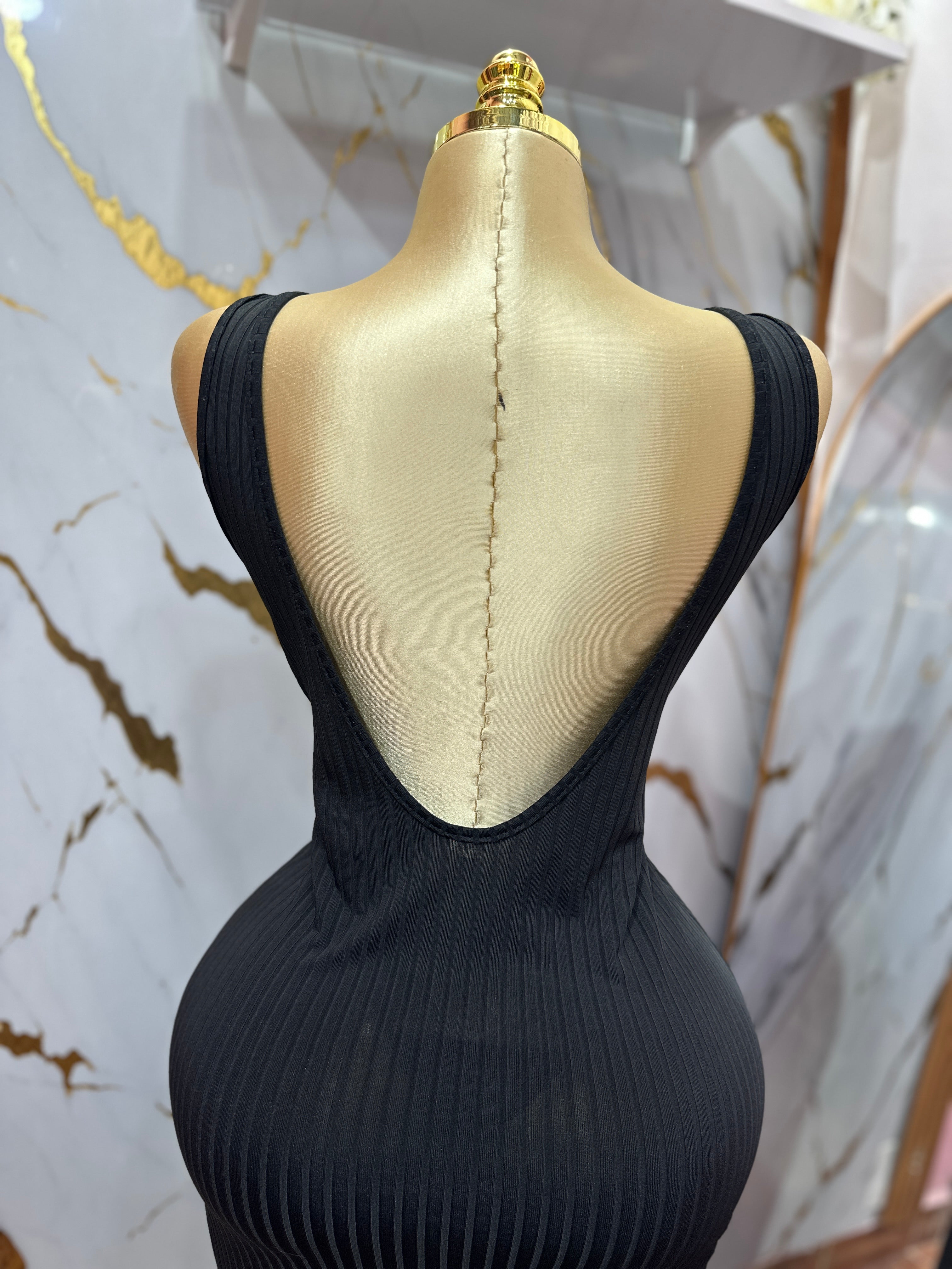 Vestido largo color negro con escote en la espalda