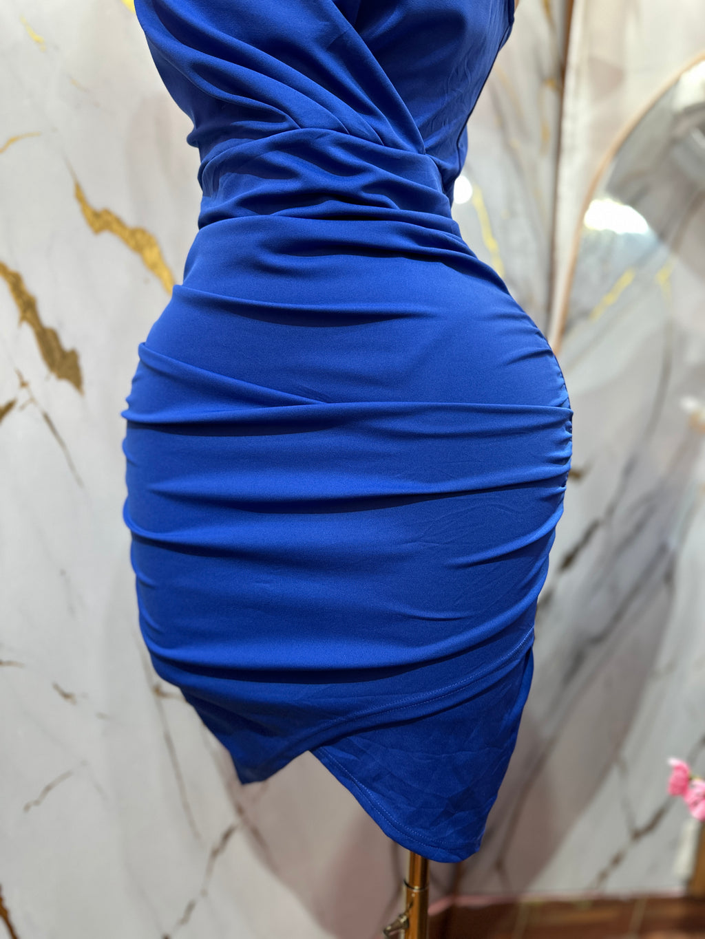 Vestido elegante azul rey con fruncido lateral