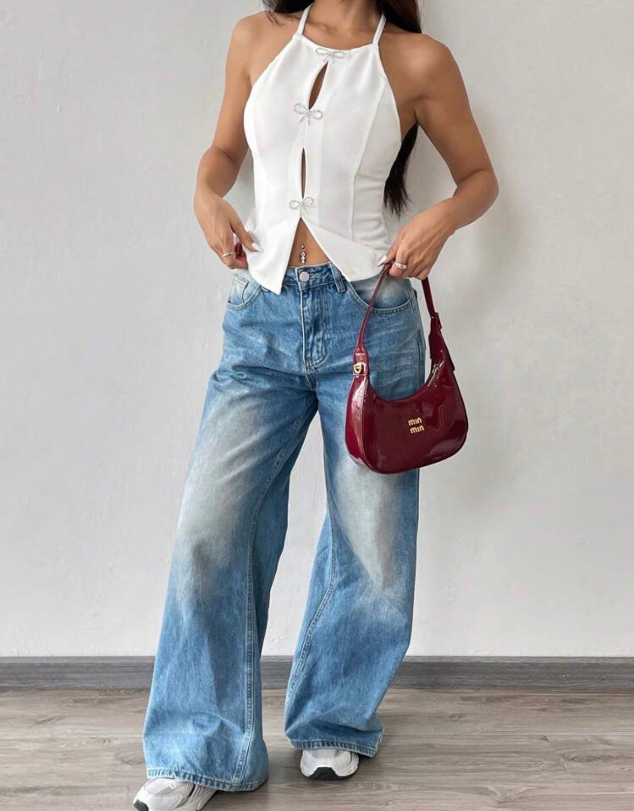 Blusa en tendencia abierta con decoración de piedras