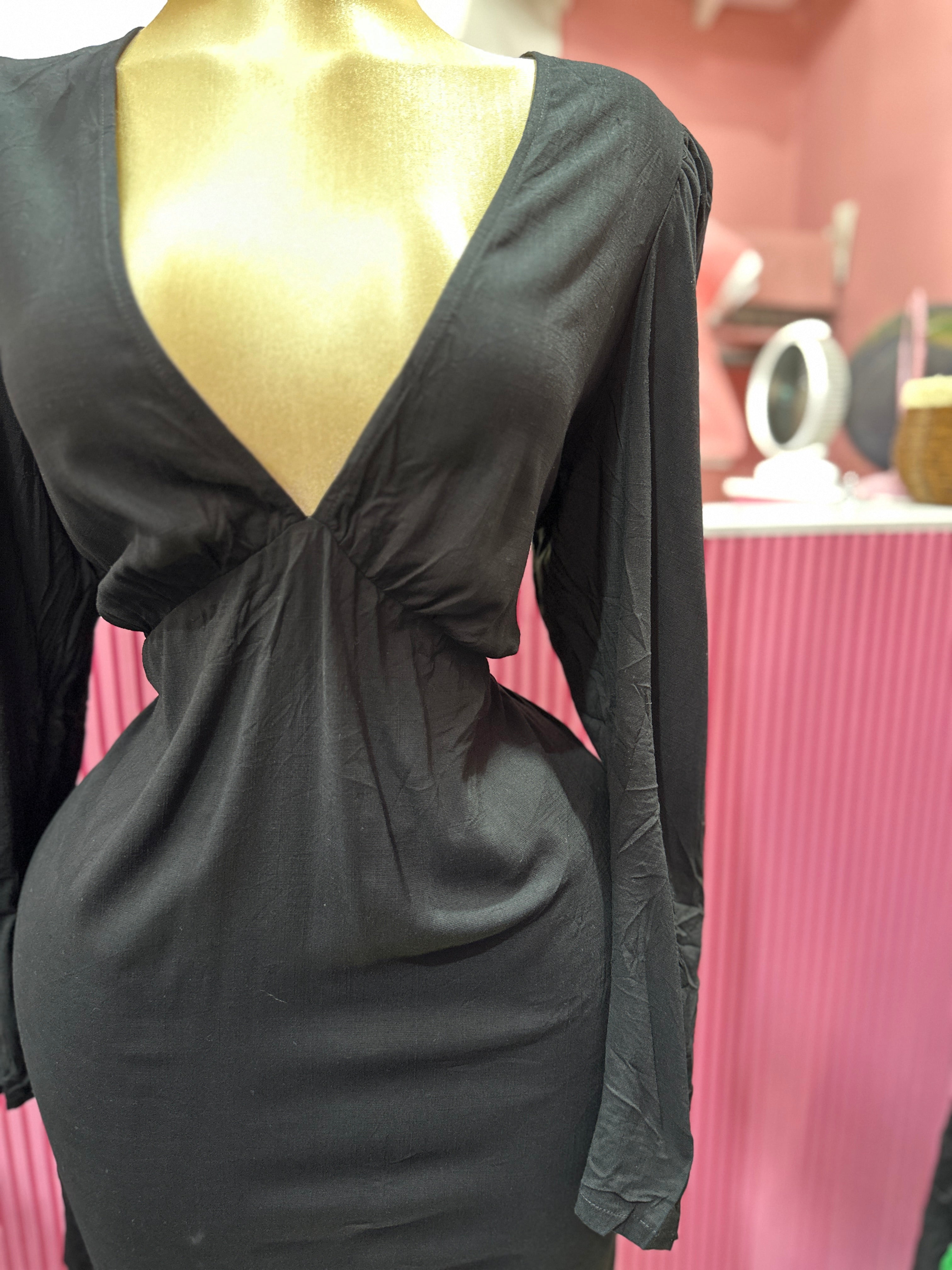 Vestido Negro con cuello en V profundo y mangas largas