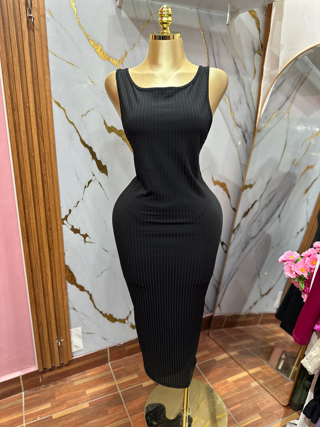 Vestido largo color negro con escote en la espalda