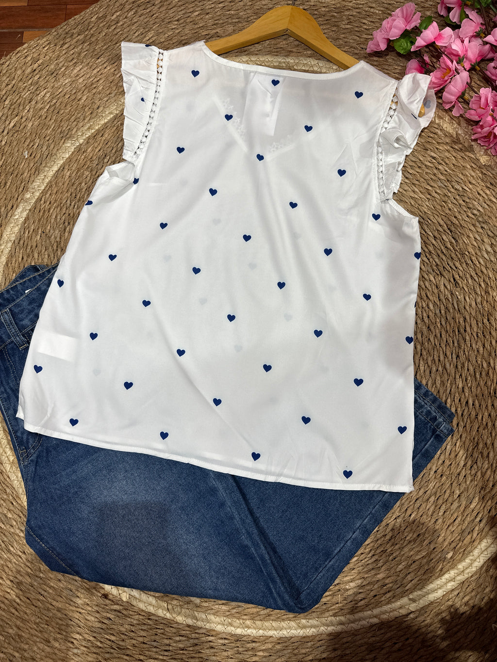 Blusa blanca con estampado de corazones