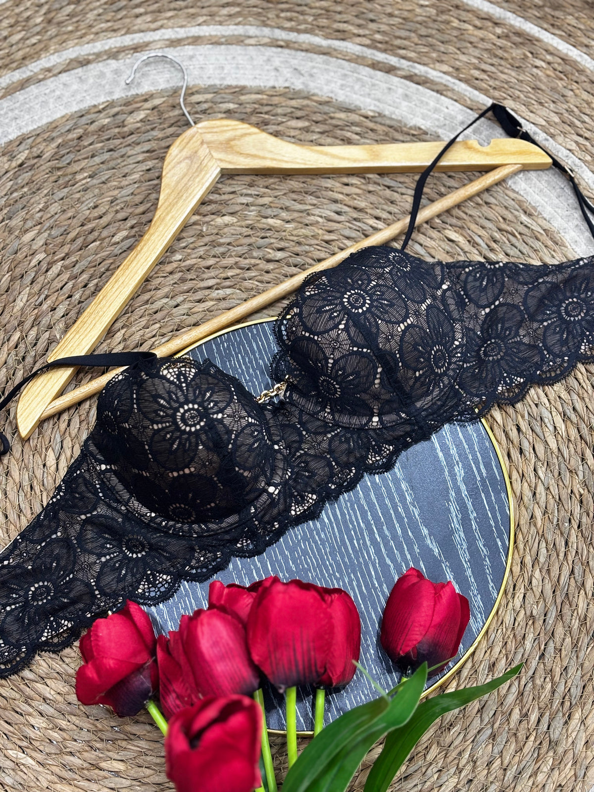 Brasier negro de blonda sexy