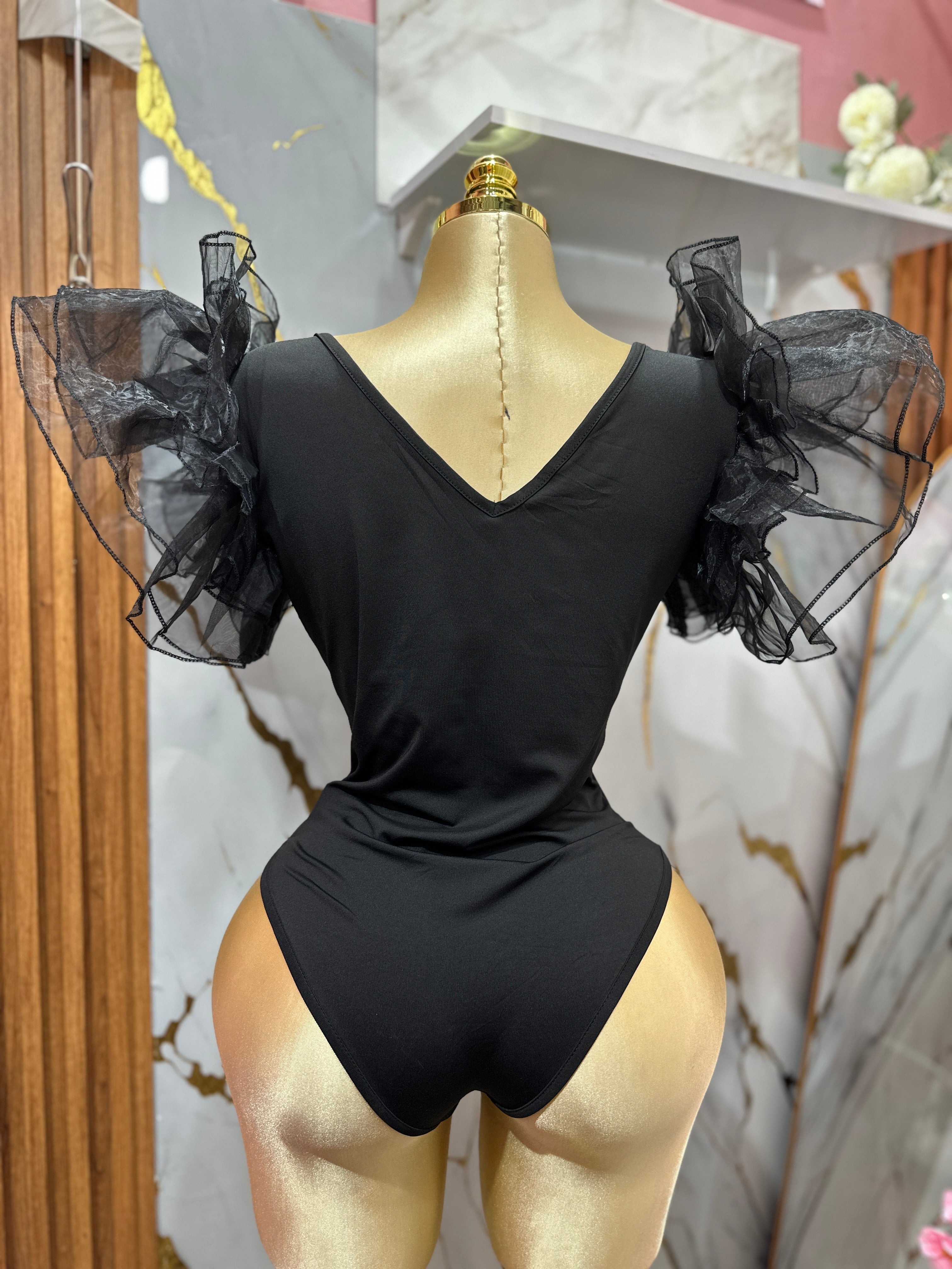 Body negro con cuello en V y mangas voluminosas de malla