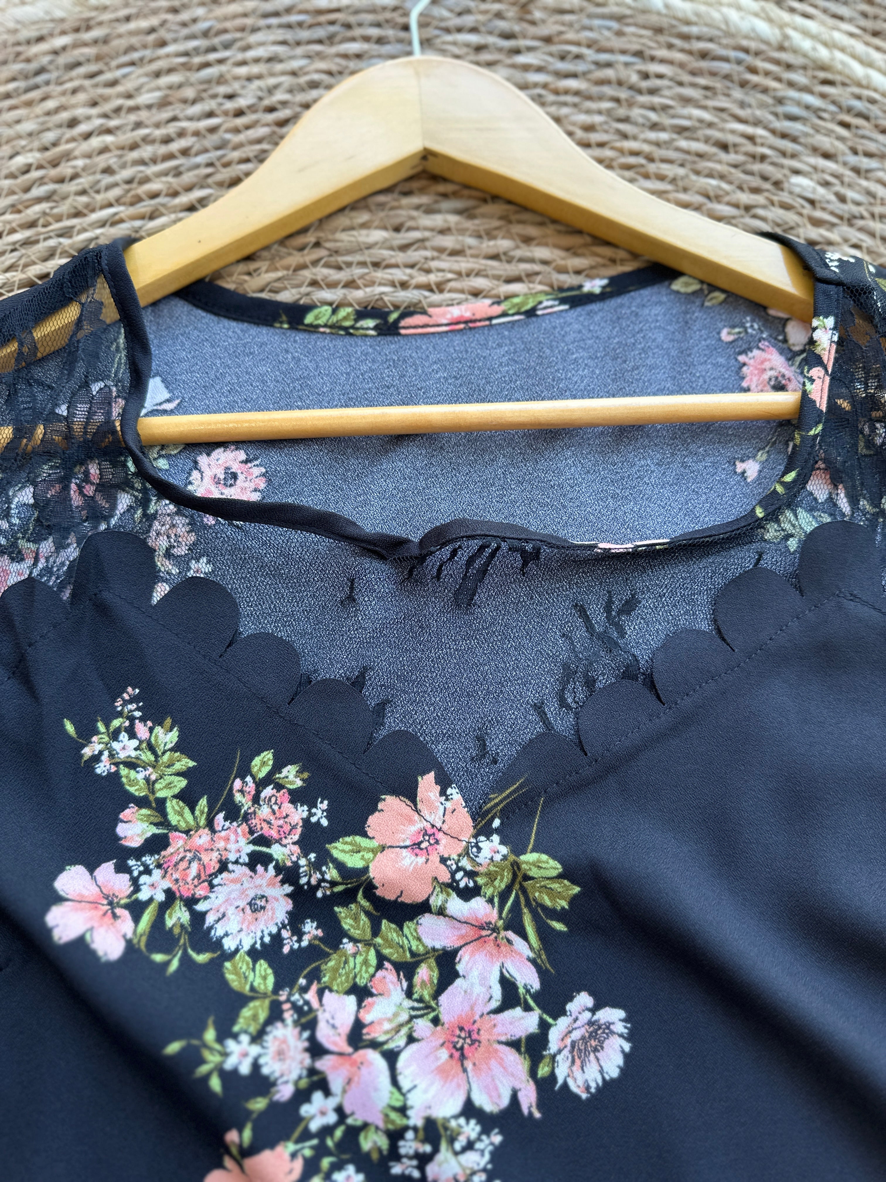 Blusa casual con mangas de encaje