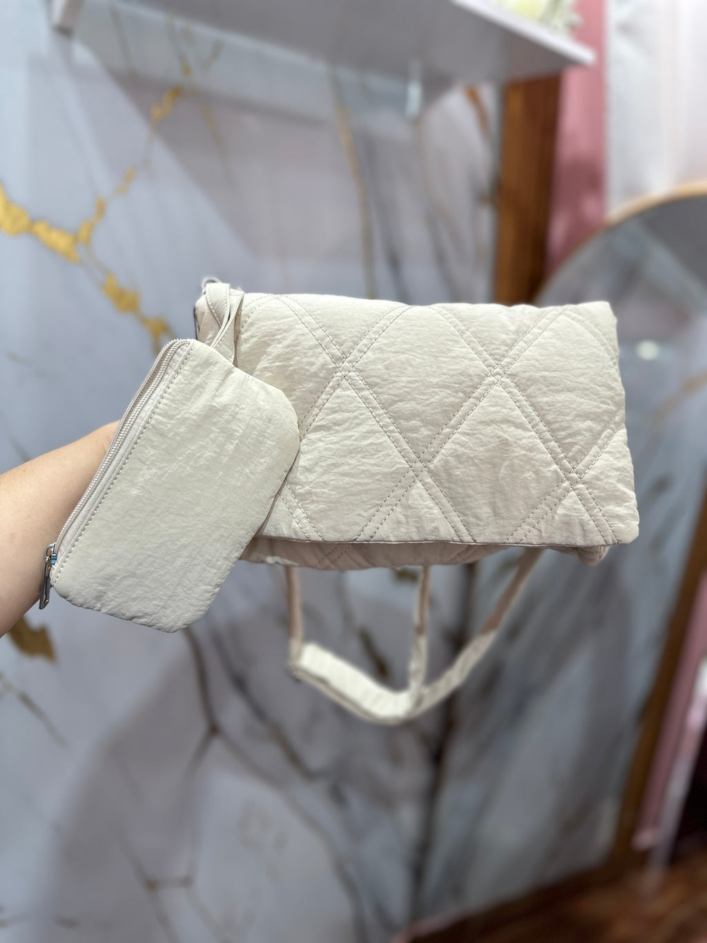 Bolso beige con correa ajustable, cuenta con monedero pequeño a juego 💖🤩