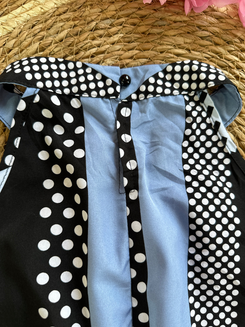 Blusa de cuello alto con estampado de puntitos