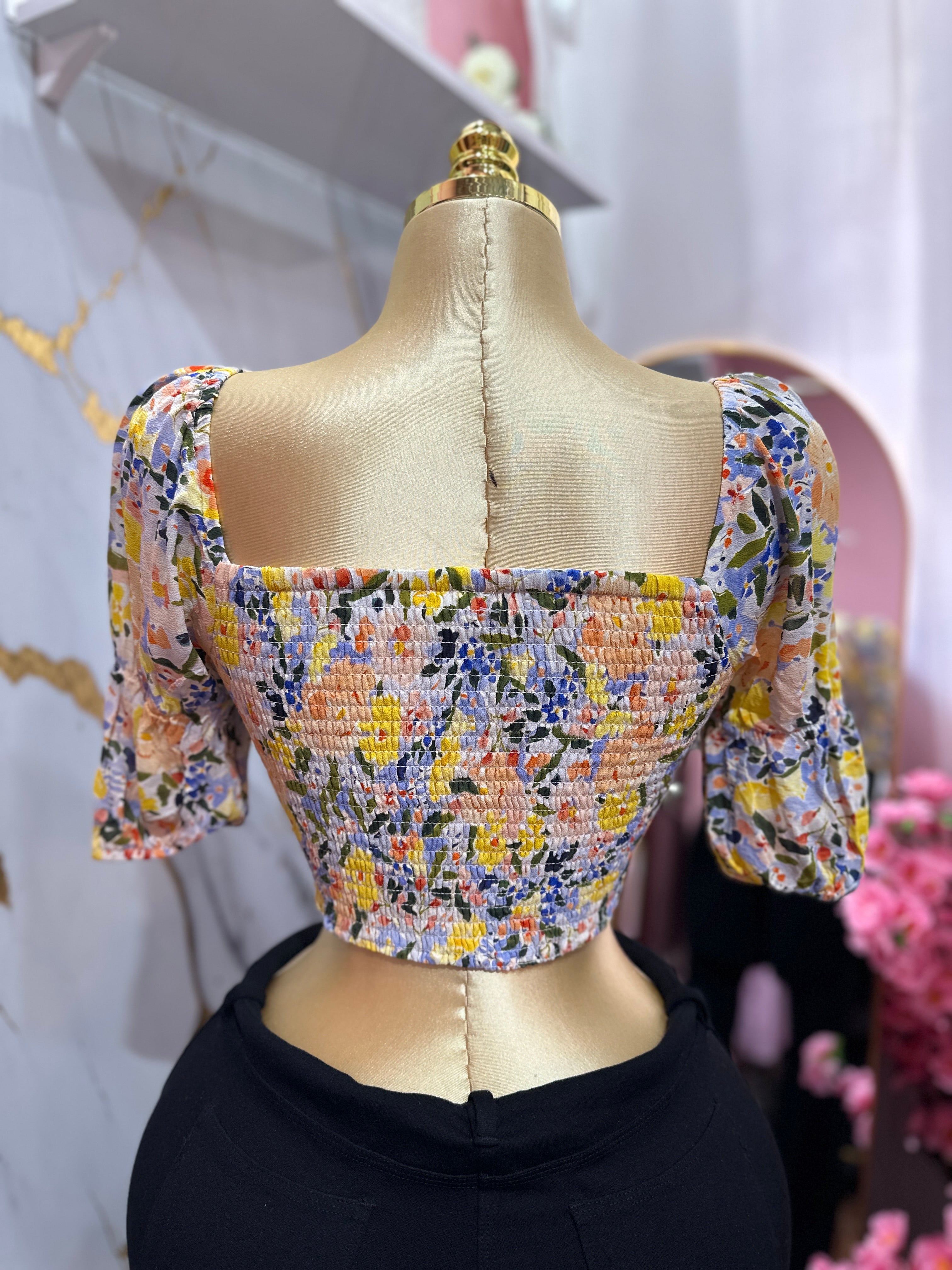 Crop top con estampado floral multicolor y diseño fruncido