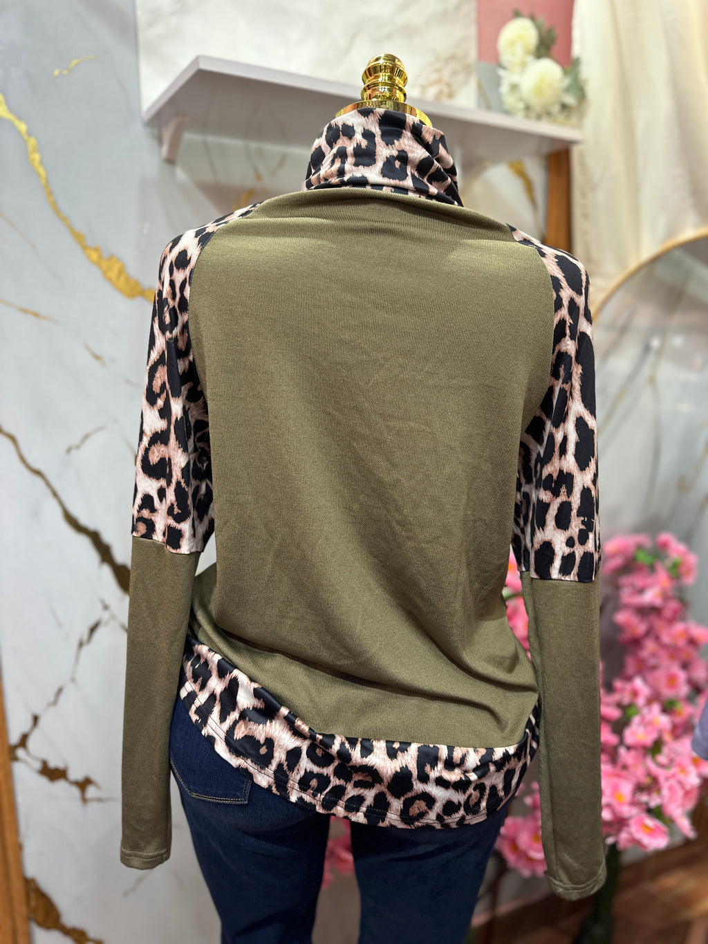 Blusa verde SHEIN de manga larga con estampado de leopardo