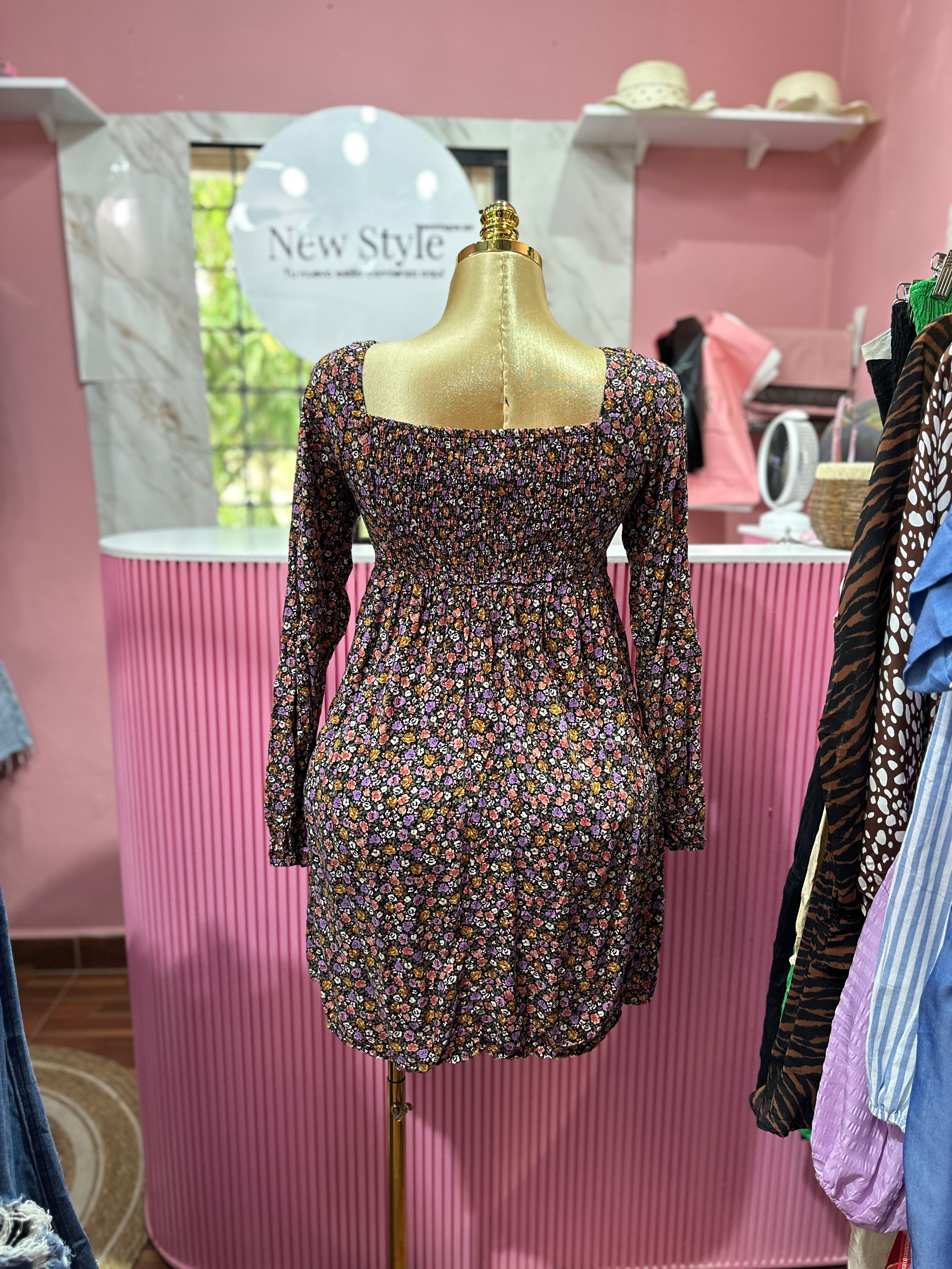 Vestido corto de manga larga con estampado floral y cuello cuadrado