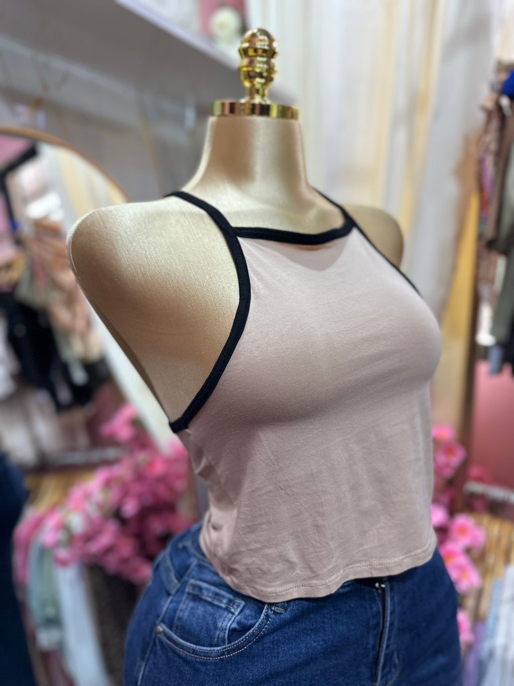 Top corto ajustado de tirantes en color beige con ribetes negros en contraste