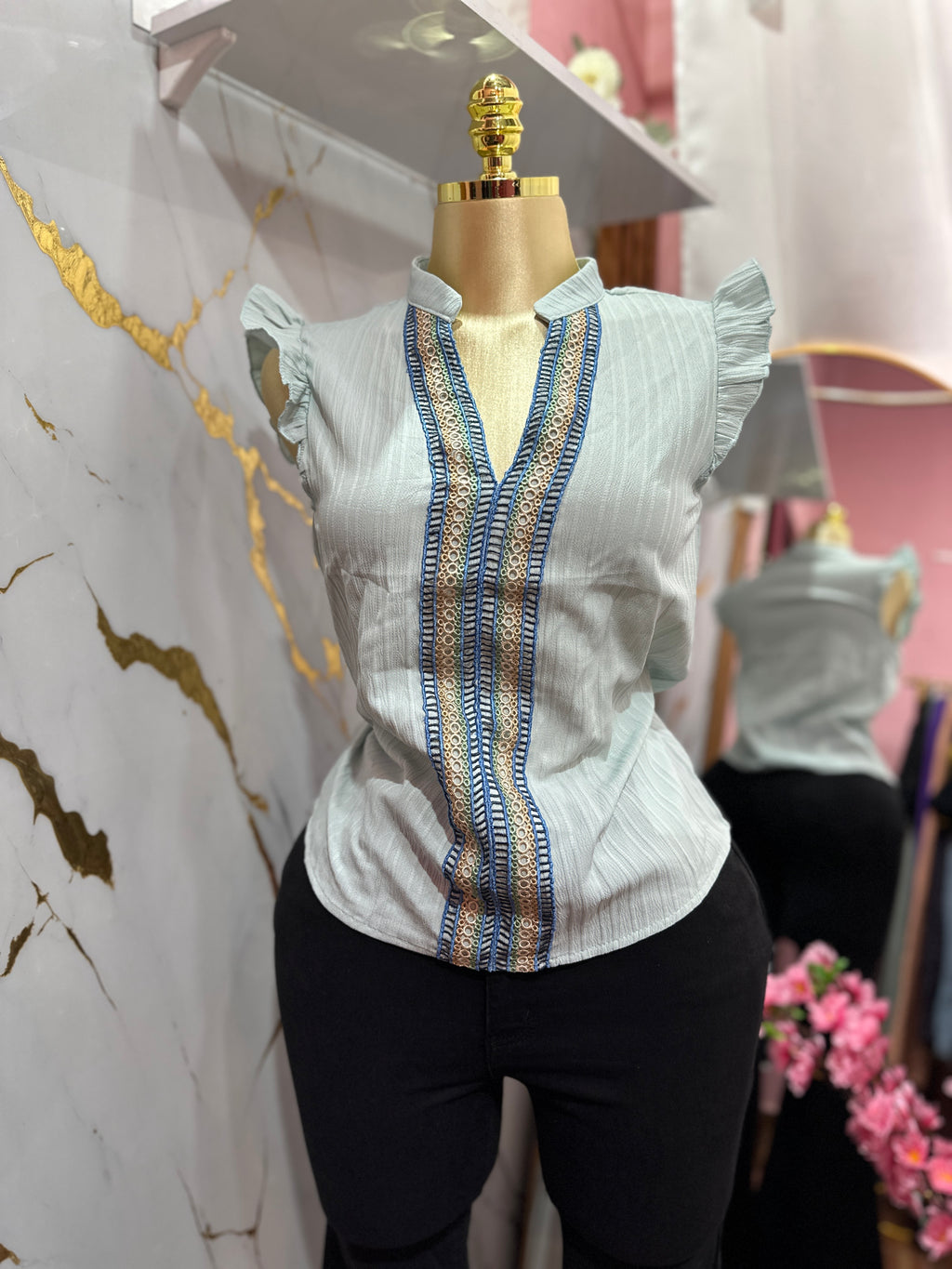 Blusa de manga corta con bordado azul claro