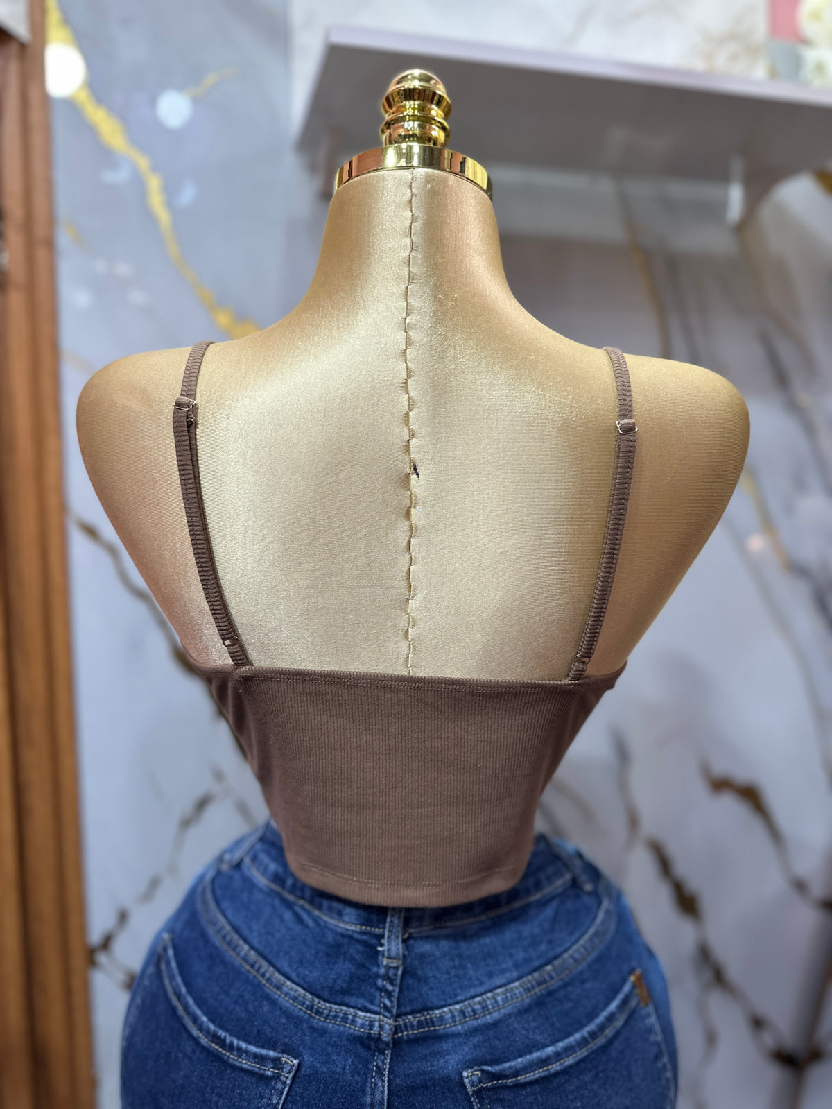 Top corto de tirantes SHEIN en tono café con fruncido en el busto y un lazo ajustable al frente