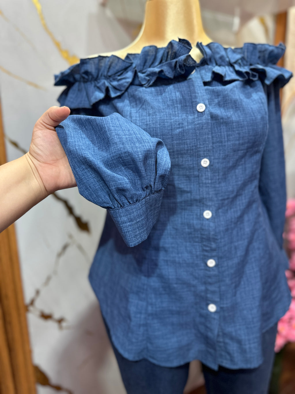 Blusa elegante SHEIN con efecto Denim hombros descubiertos y un llamativo detalle de volantes en el escote