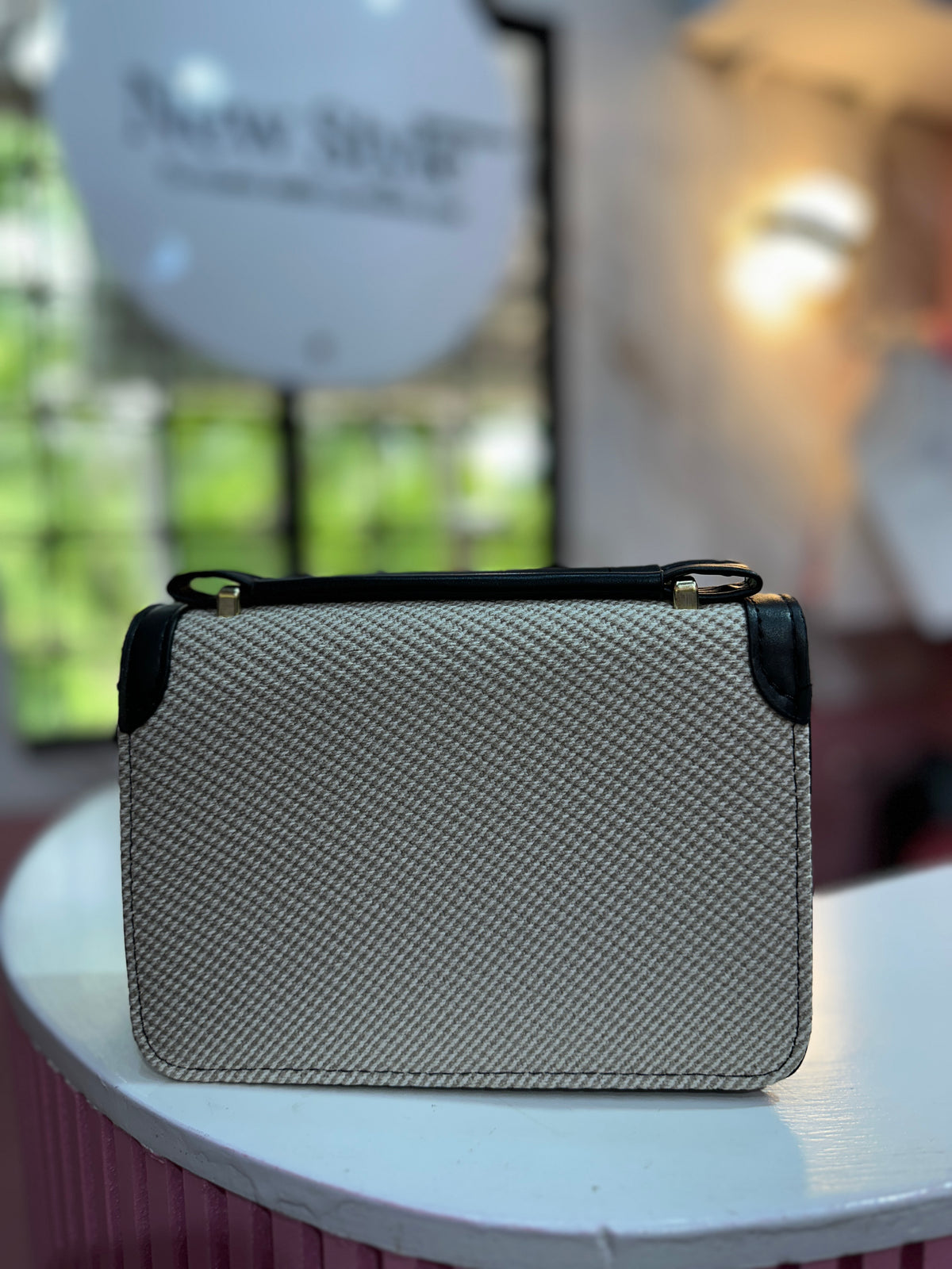 Cartera elegante en color marfil con diseño texturizado incluye su monedero y correa ajustable