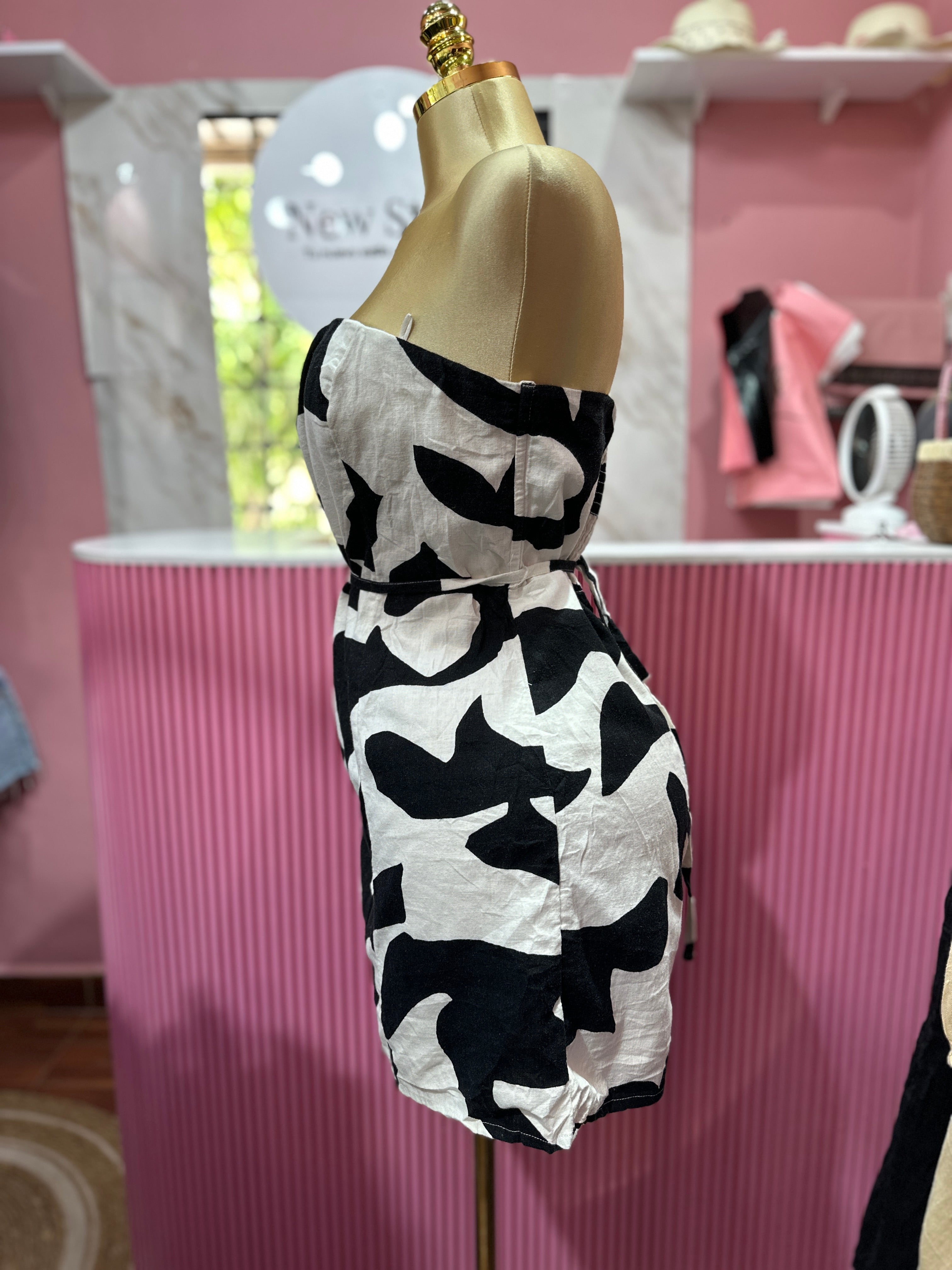 Vestido corto strapless con estampado abstracto en blanco y negro