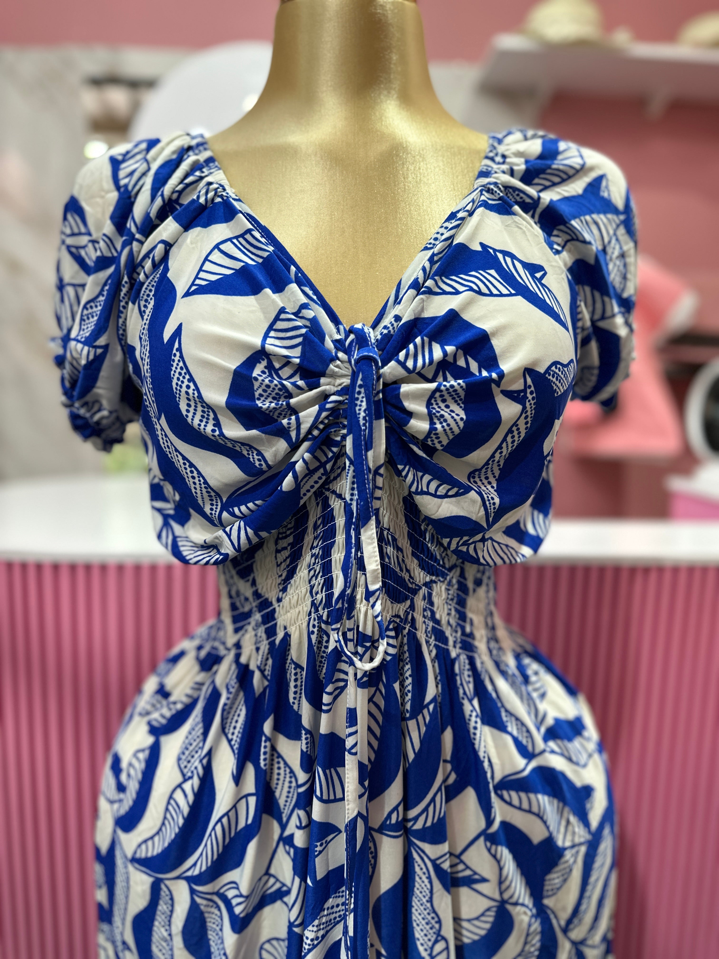 Vestido con estampado de hojas azules, mangas abullonadas y cintura fruncida