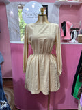 Vestido corto beige de manga larga con cintura elástica y abertura en los costados