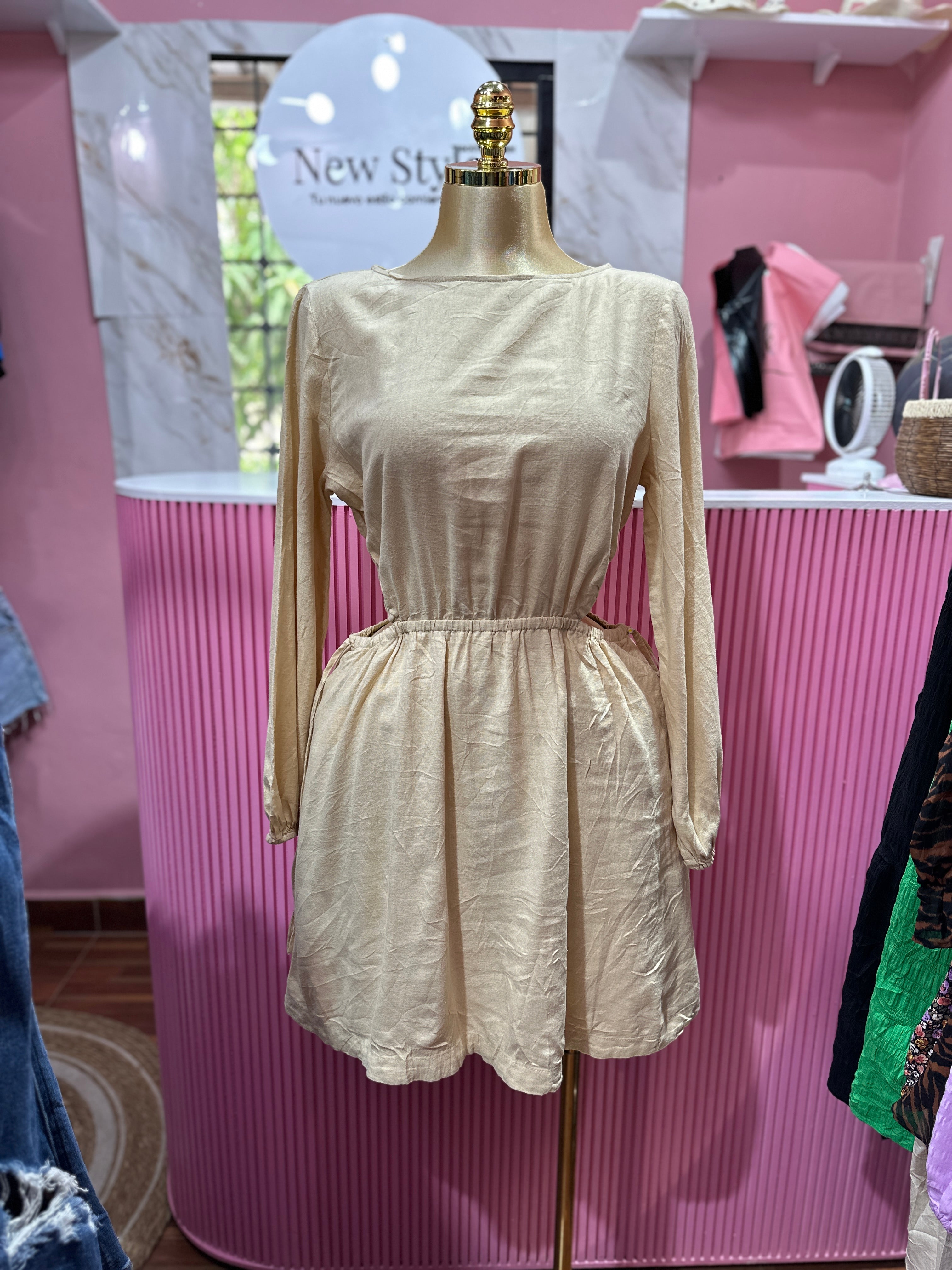 Vestido corto beige de manga larga con cintura elástica y abertura en los costados
