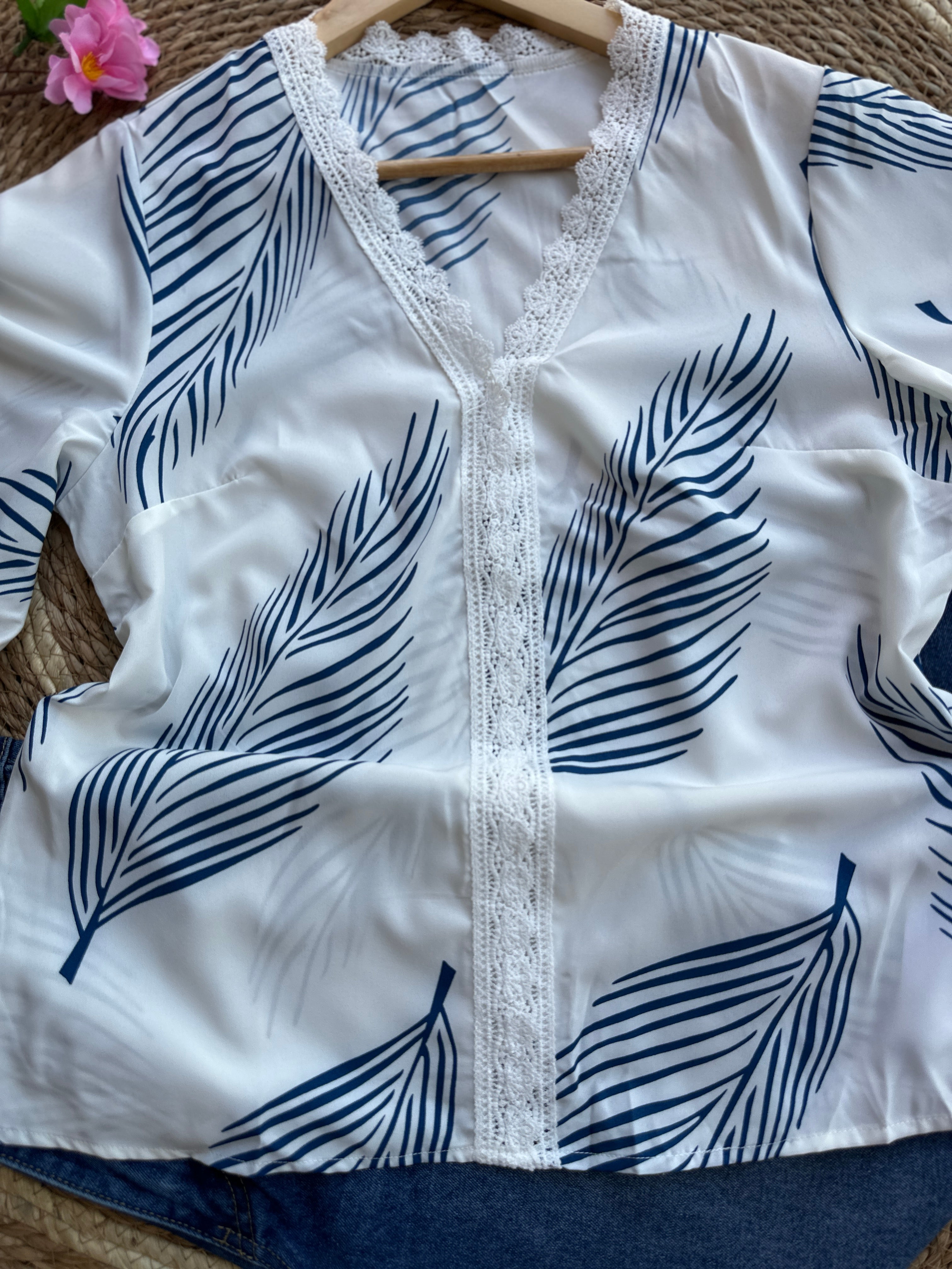 Blusa casual con escote en V y encaje frontal