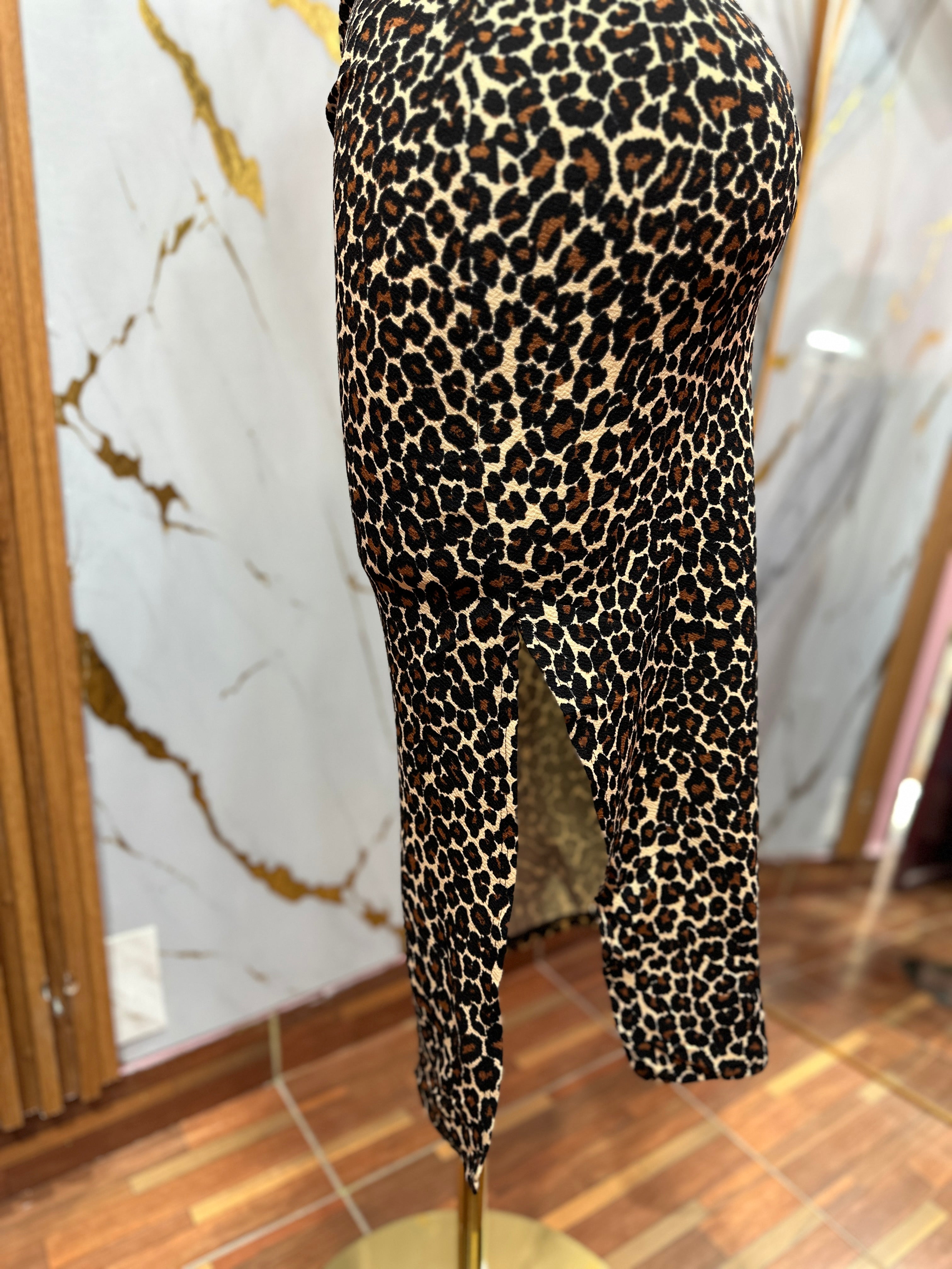Vestido largo con estampado de leopardo cuenta con tirantes ajustables