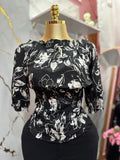 Blusa negra con estampado floral blanco