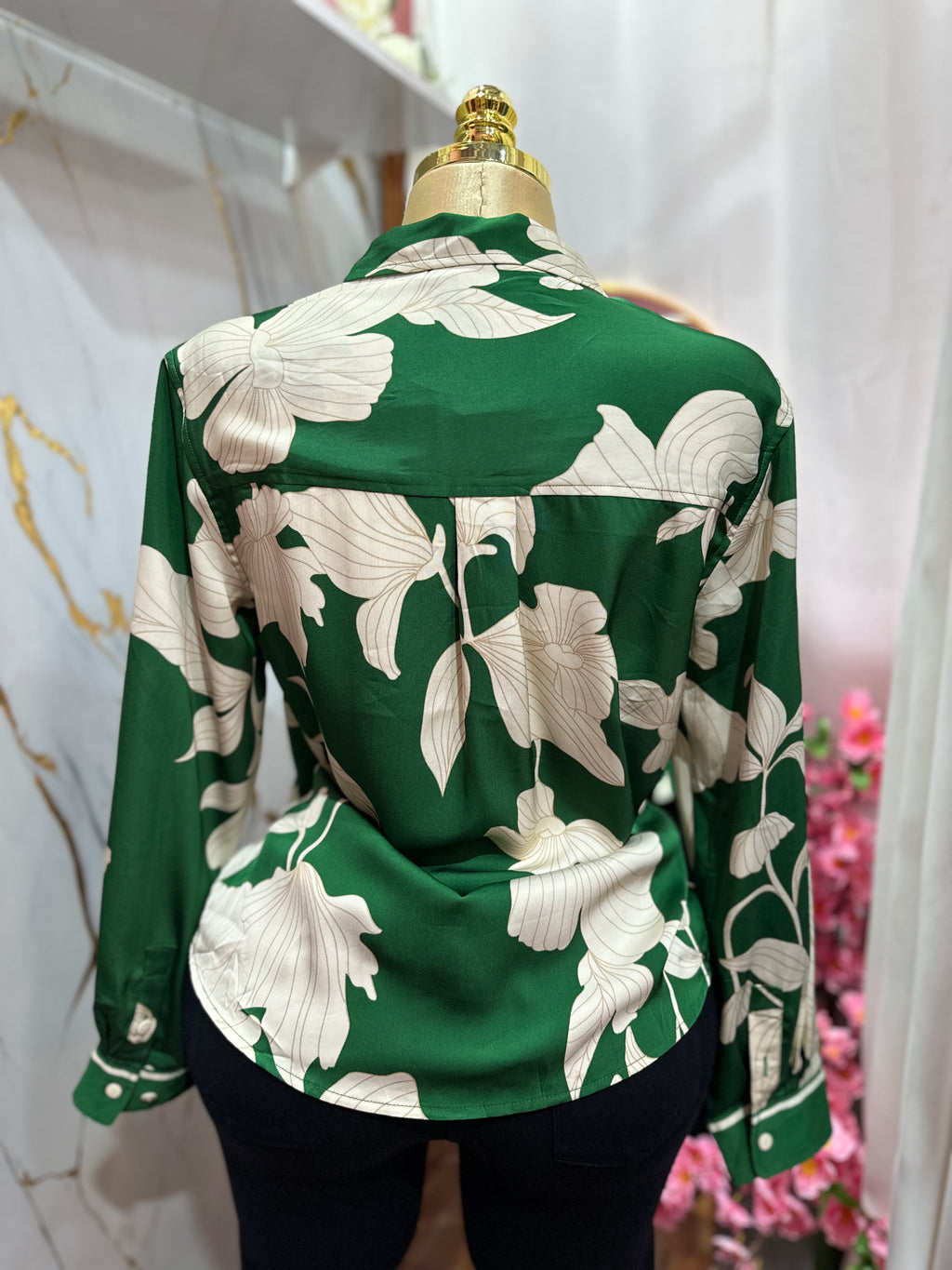 Blusa verde con estampado floral blanco con diseño abotonado clásico