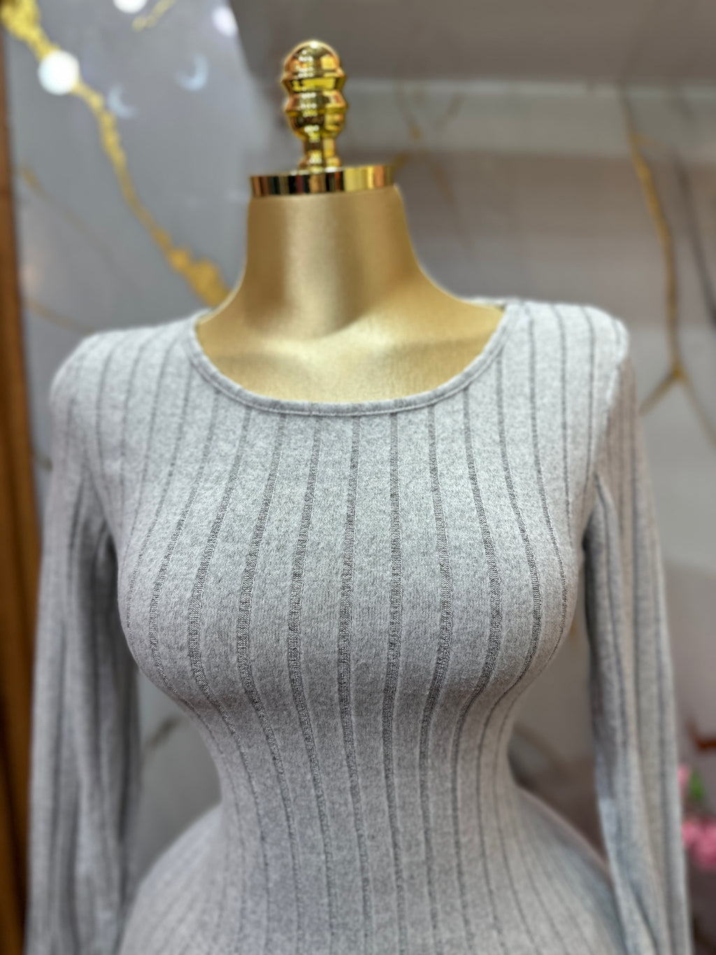 Vestido midi gris SHEIN de manga larga con un diseño de punto acanalado y corte ajustado