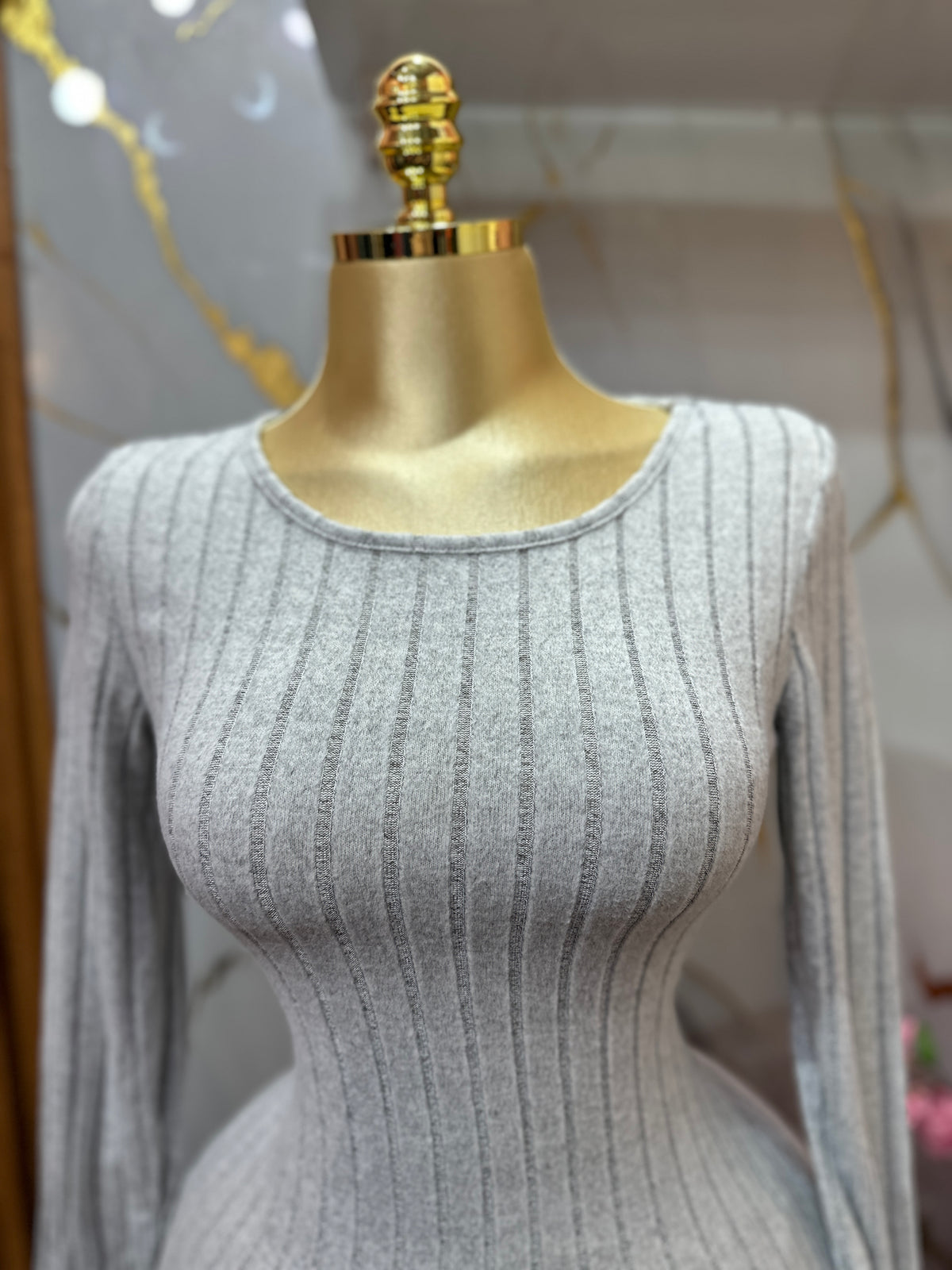 Vestido midi gris SHEIN de manga larga con un diseño de punto acanalado y corte ajustado