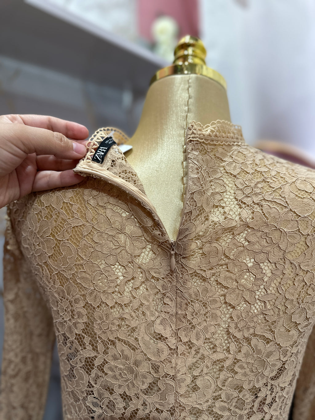 Blusa de Encaje floral translúcido Beige