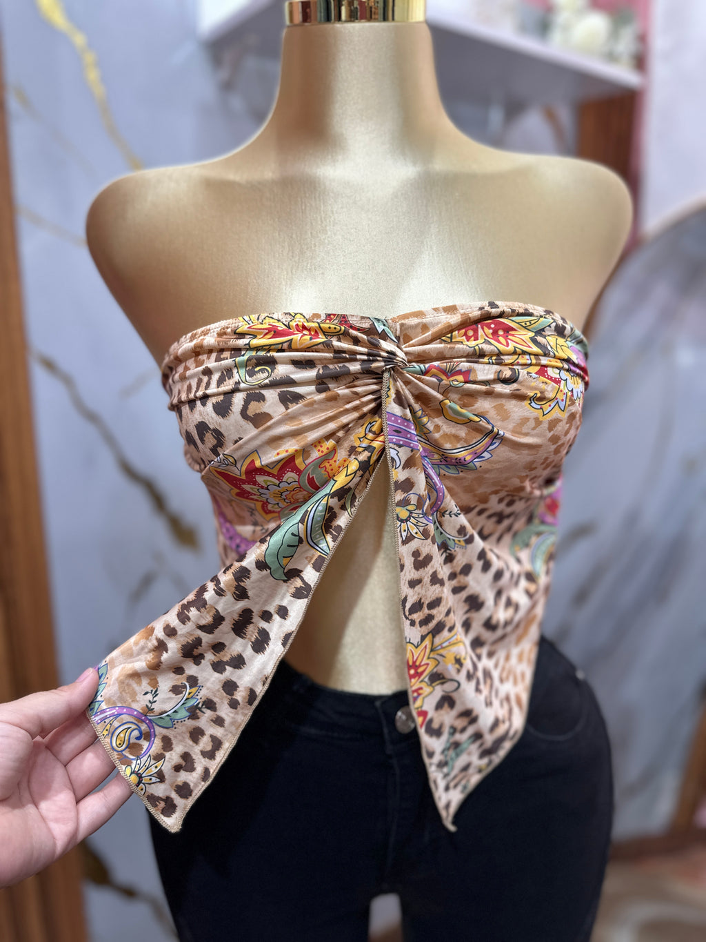 Top de moda con estampado animado y animal print