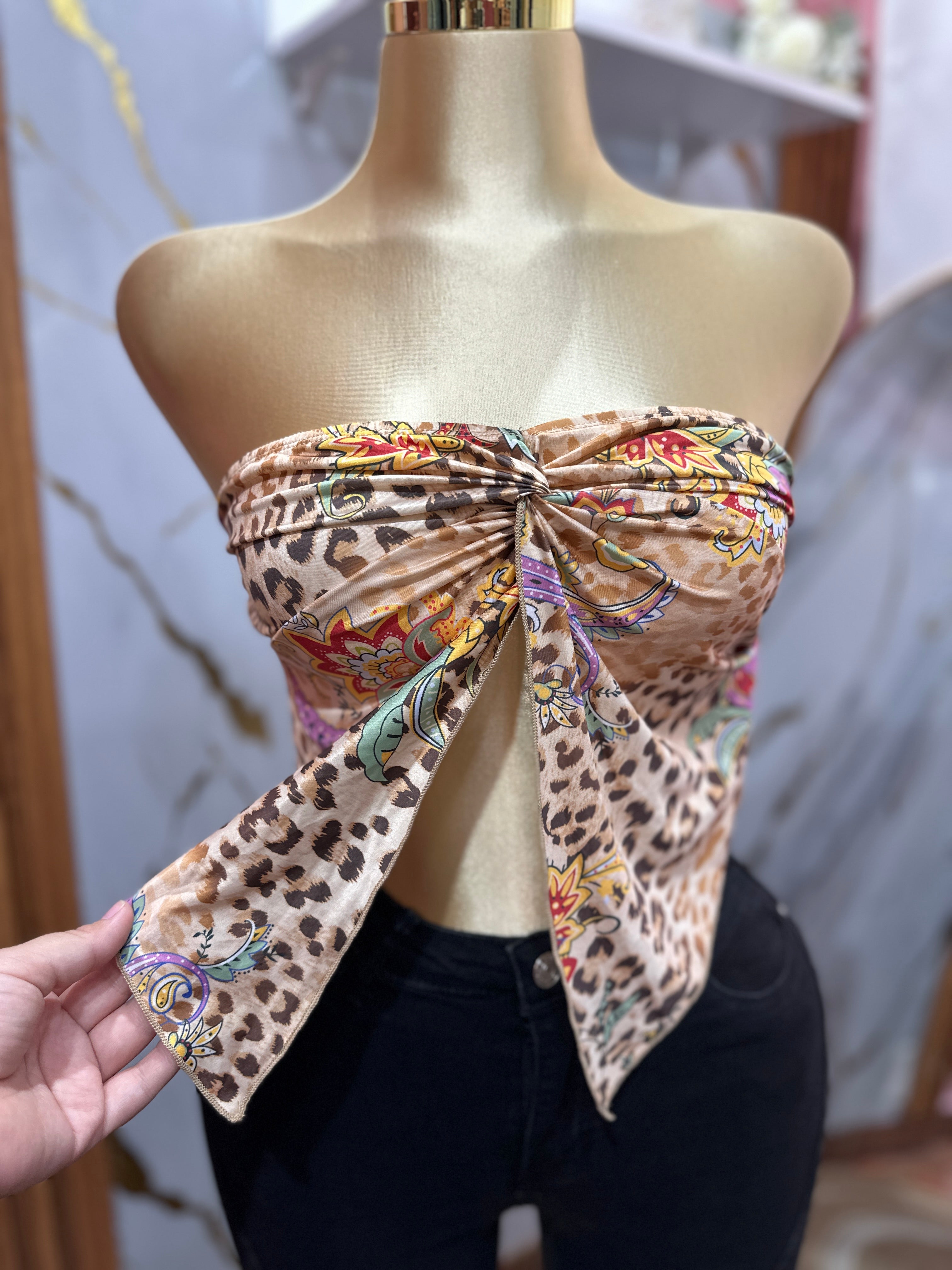 Top de moda con estampado animado y animal print