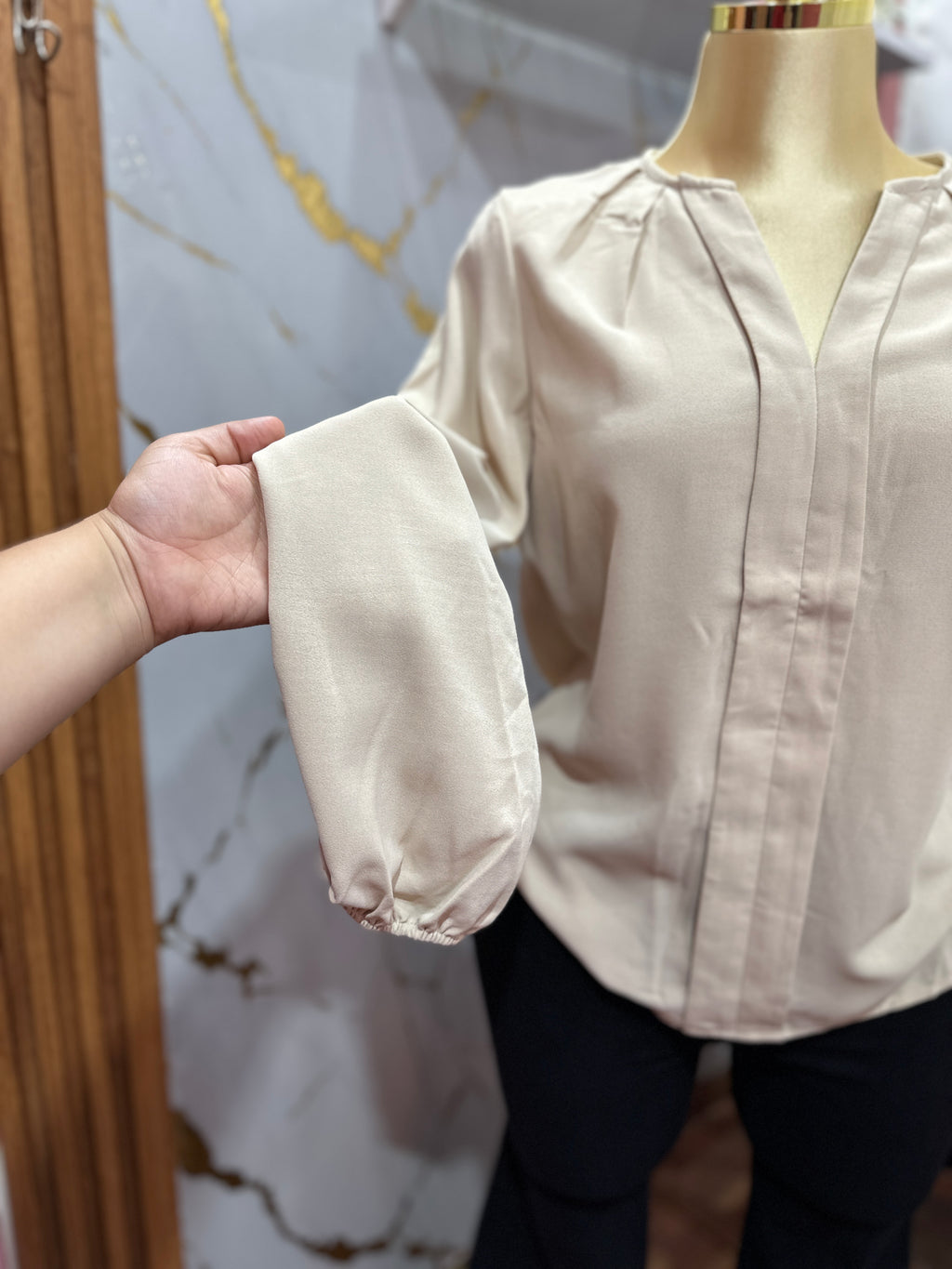 Blusa beige de manga larga con escote en V