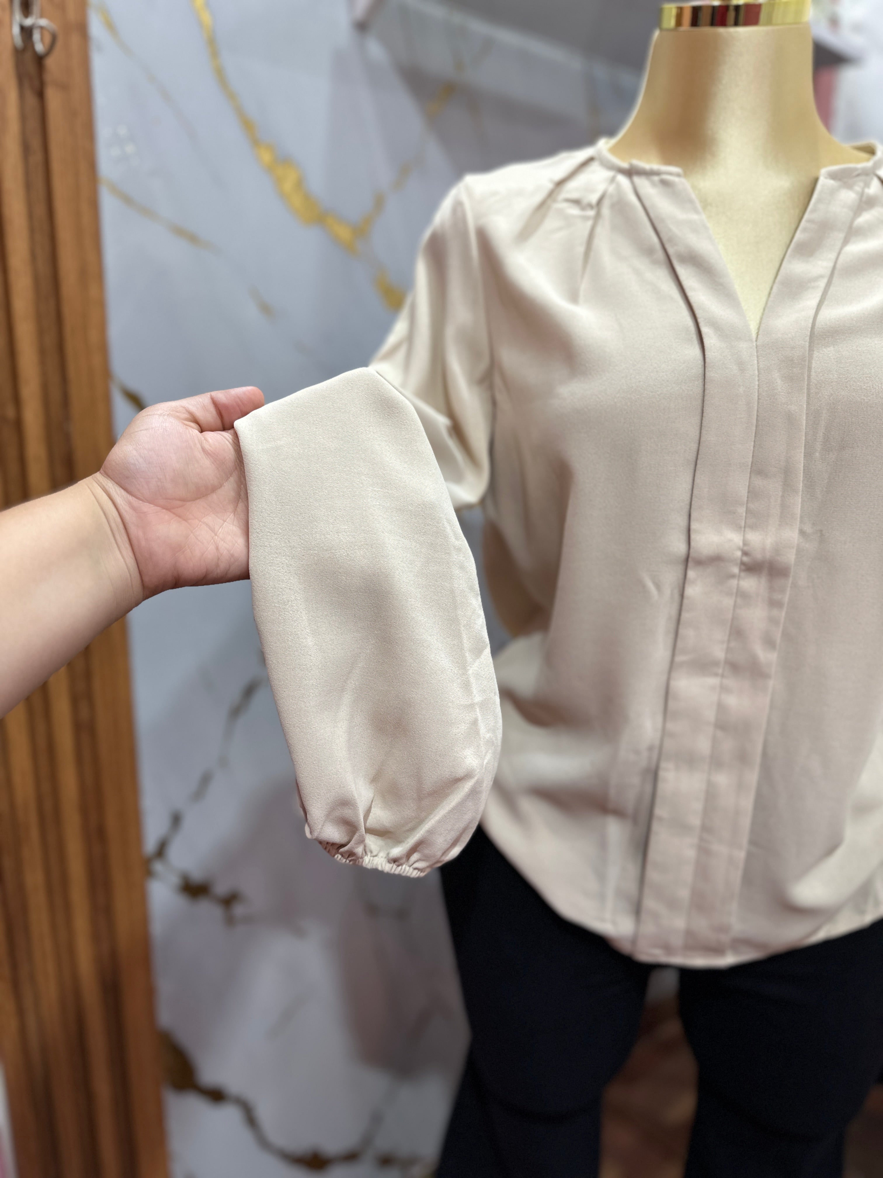 Blusa beige de manga larga con escote en V