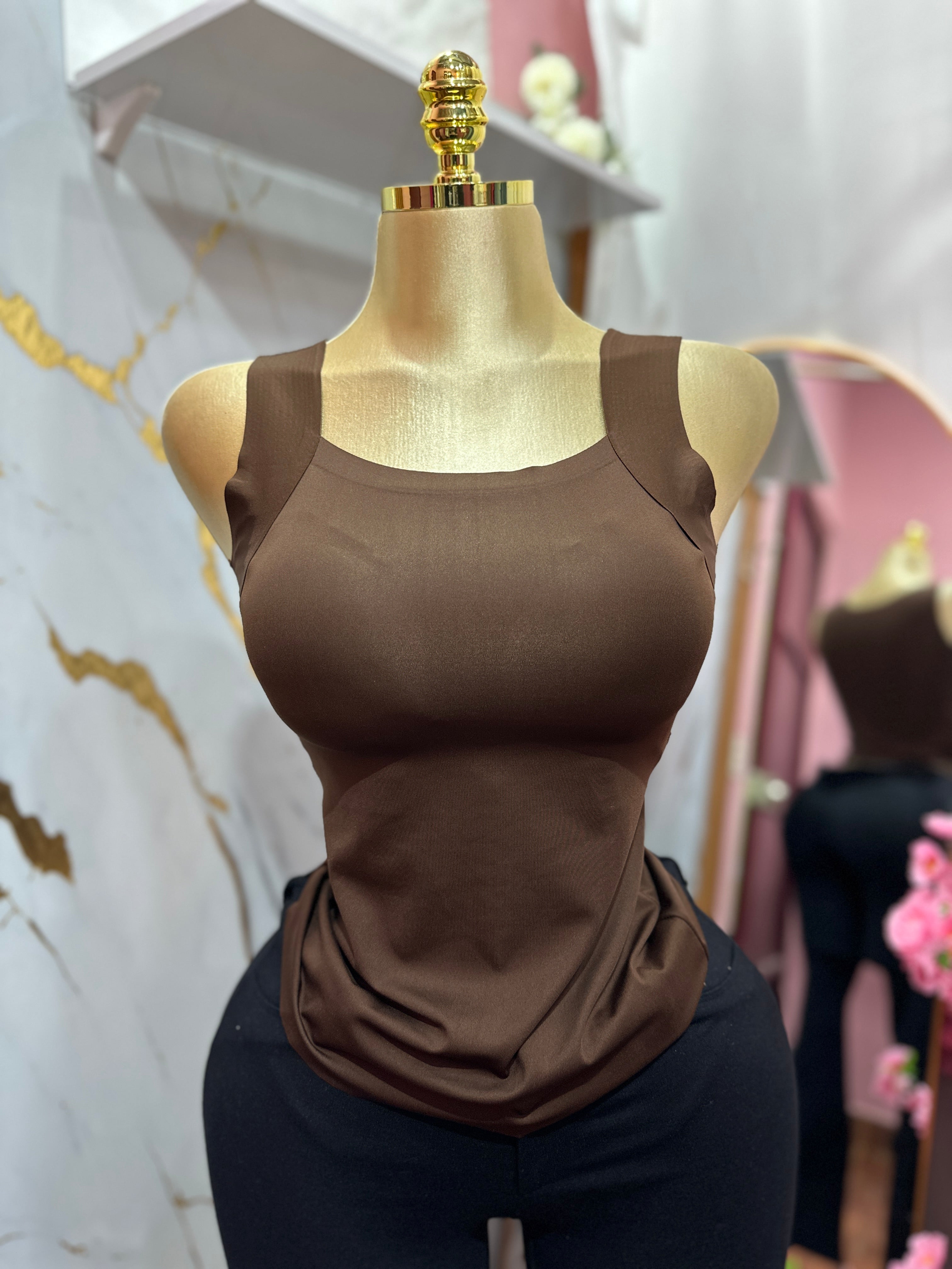 Blusa tipo Crop top color café de tirantes anchos con sostén incorporado