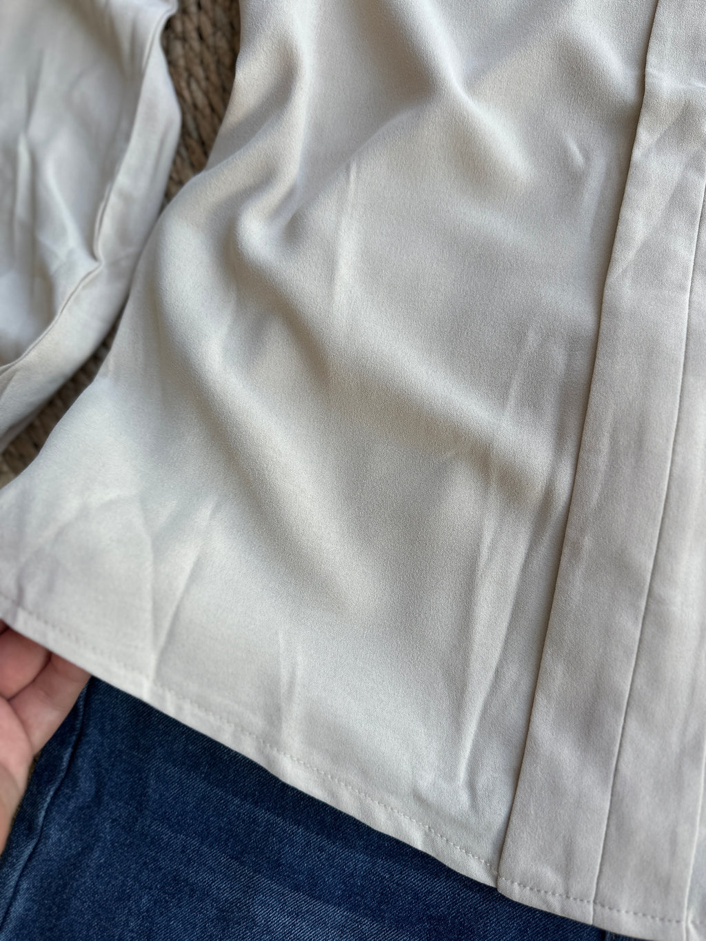 Blusa beige de manga larga con escote en V