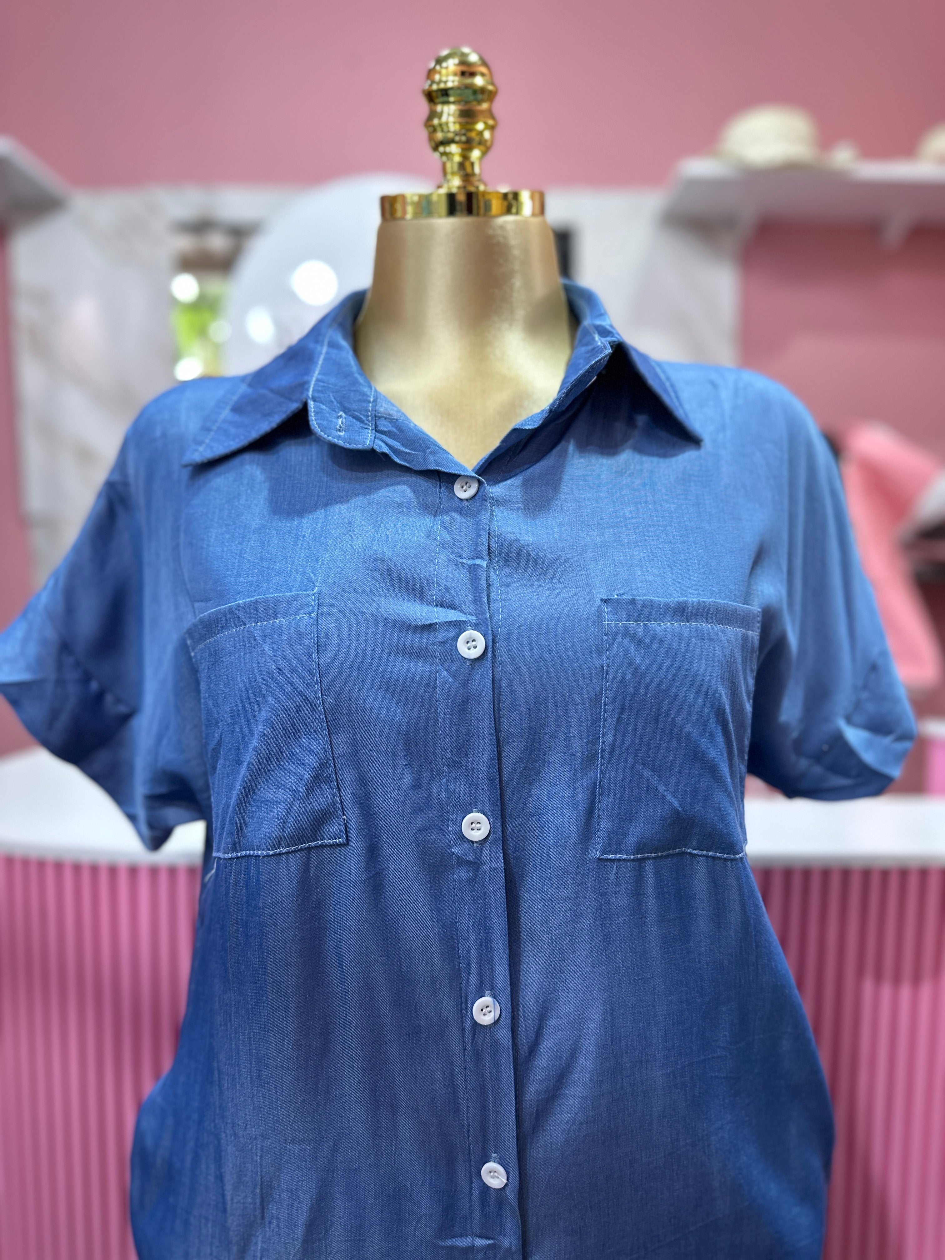 Vestido azul casual con botones, mangas cortas y bolsillos