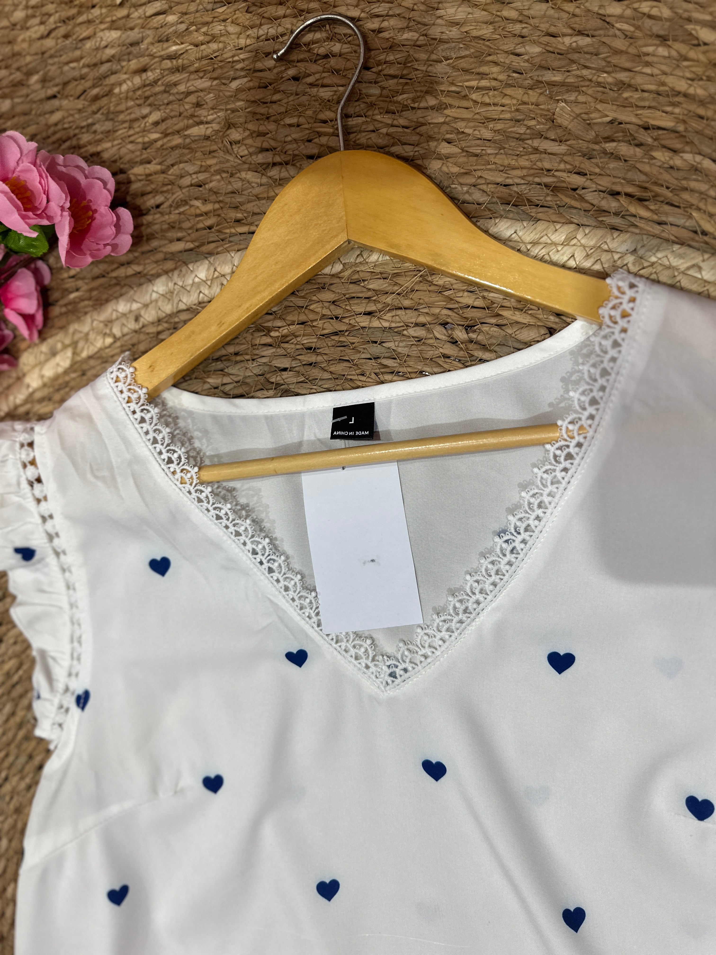 Blusa blanca con estampado de corazones