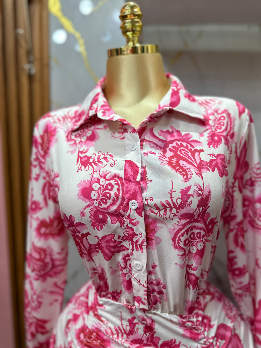 Vestido corto SHEIN camisero de manga larga con estampado floral con diseño fruncido