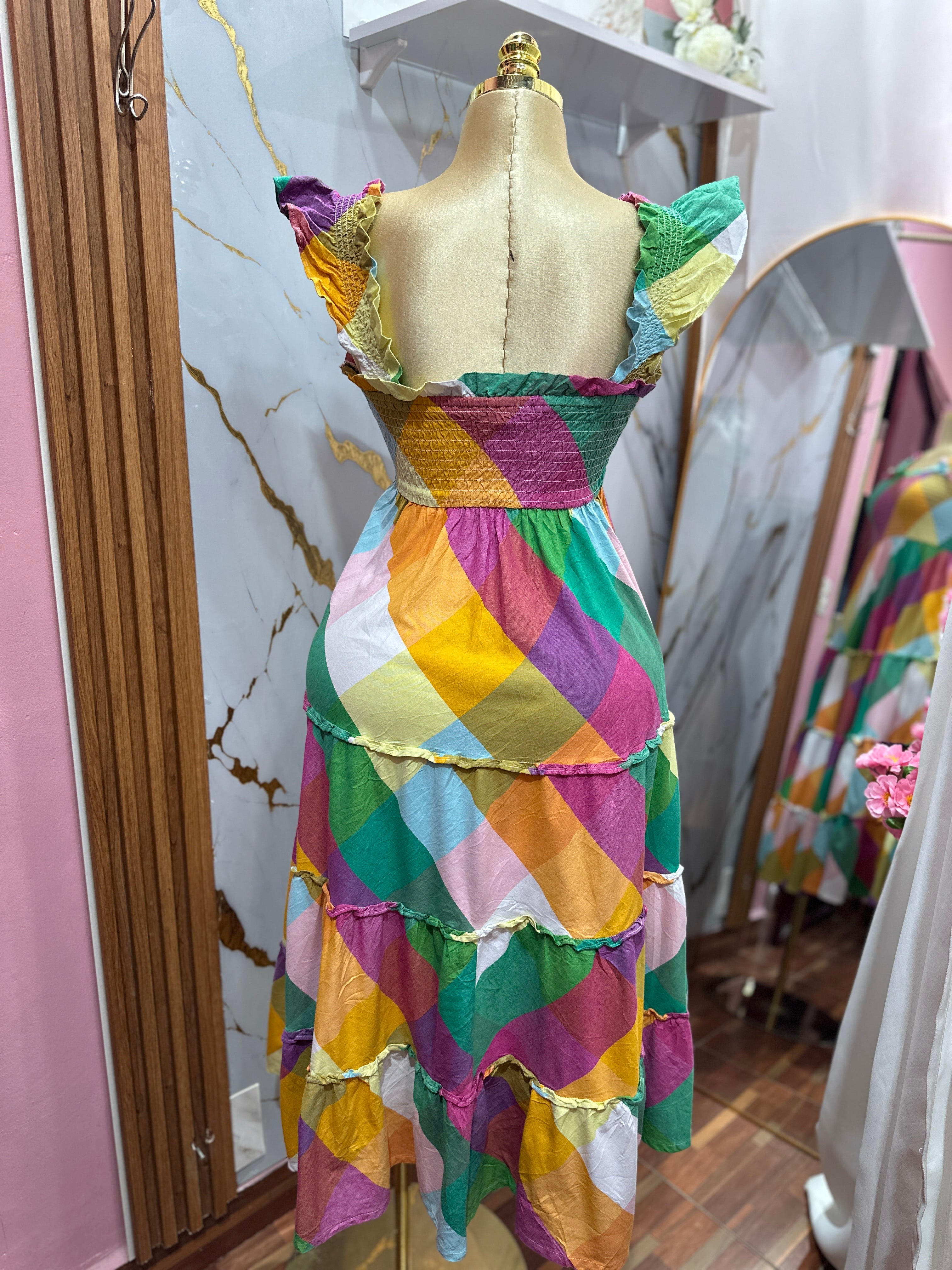 Vestido largo con diseño de cuadros multicolor y corpiño fruncido