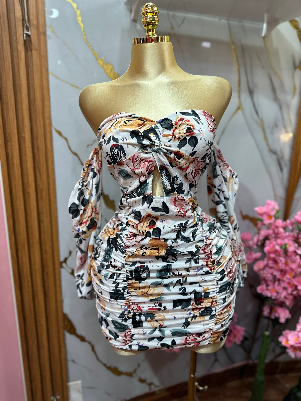 Vestido corto SHEIN de hombros descubiertos con un llamativo estampado floral y detalles drapeados fruncidos en el cuerpo